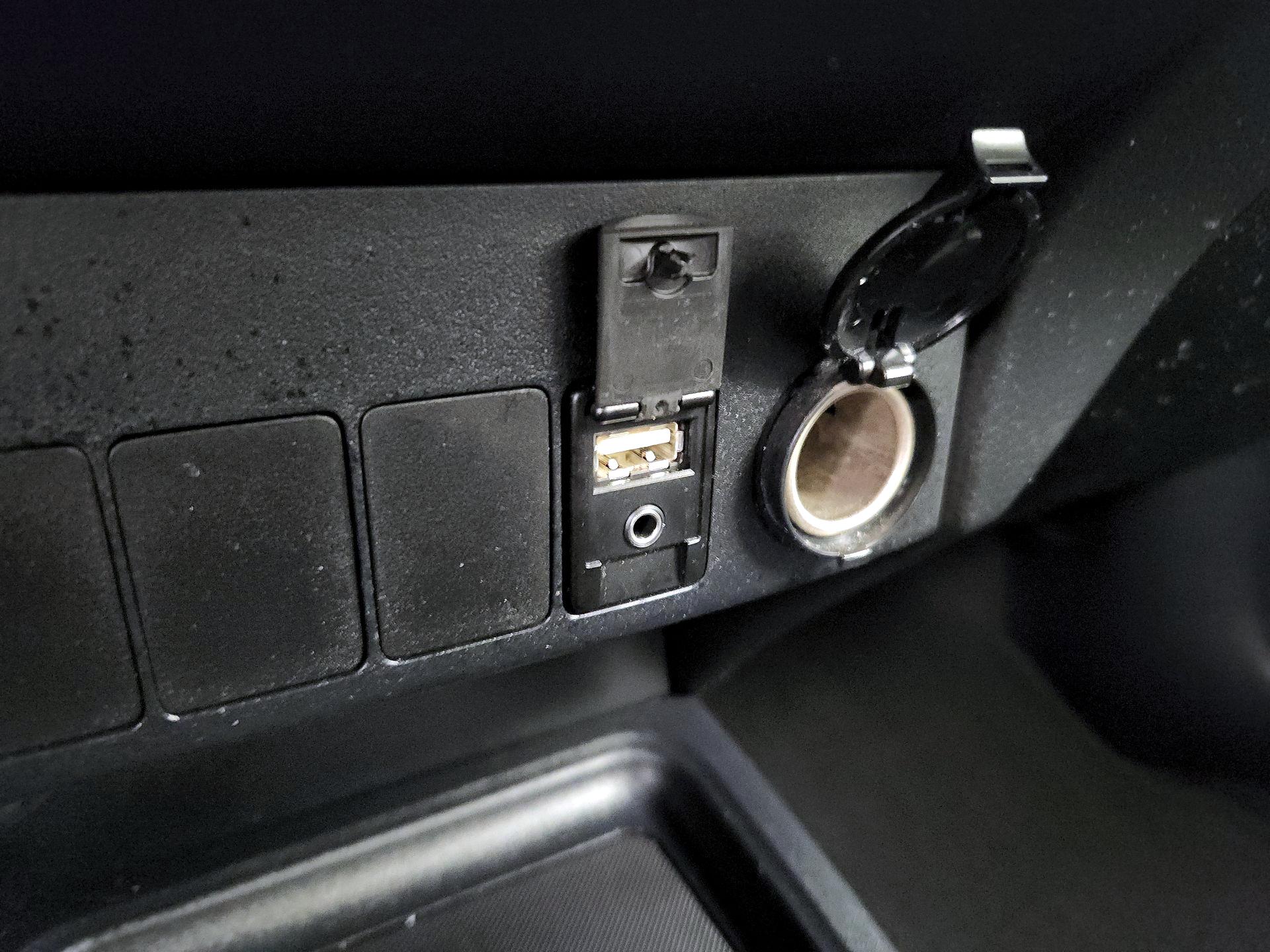 Thumbnail: 2015 Toyota RAV4 - 19