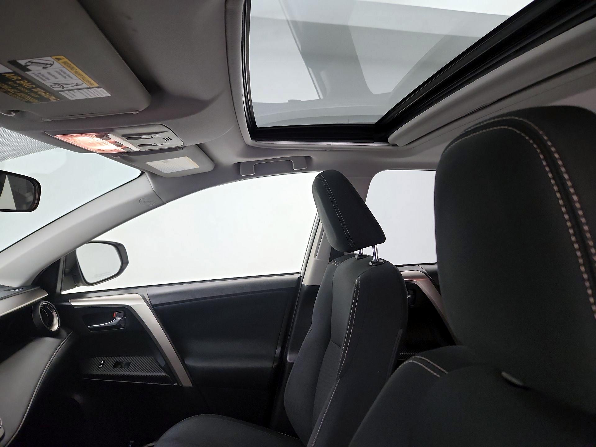 Thumbnail: 2015 Toyota RAV4 - 20