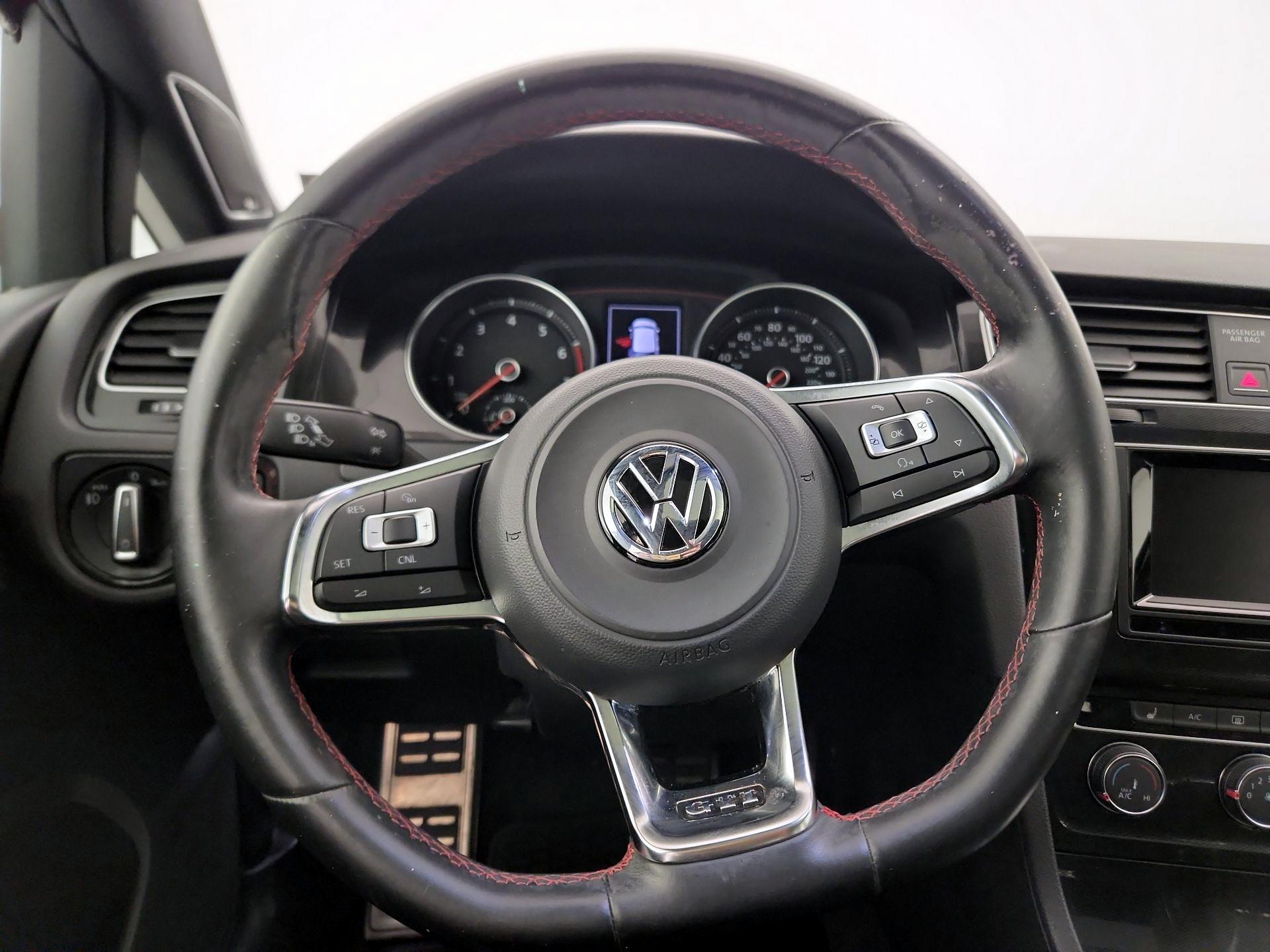Thumbnail: 2015 Volkswagen Golf - 10