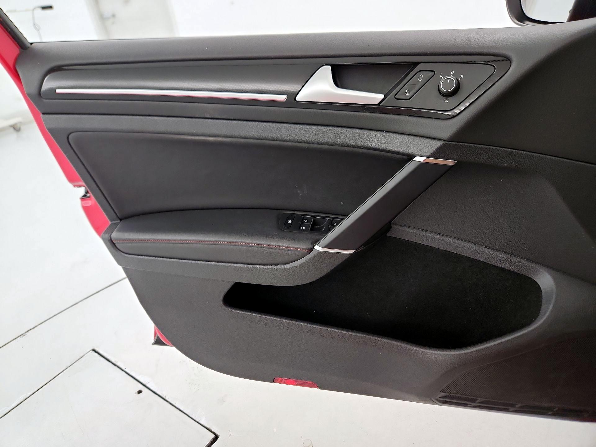Thumbnail: 2015 Volkswagen Golf - 12