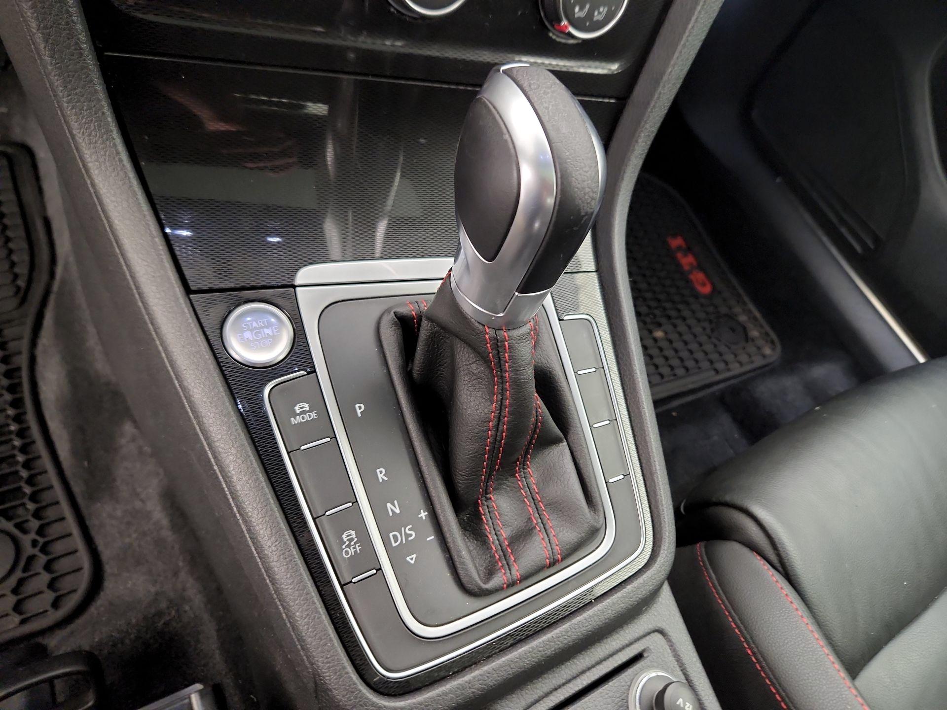 Thumbnail: 2015 Volkswagen Golf - 17