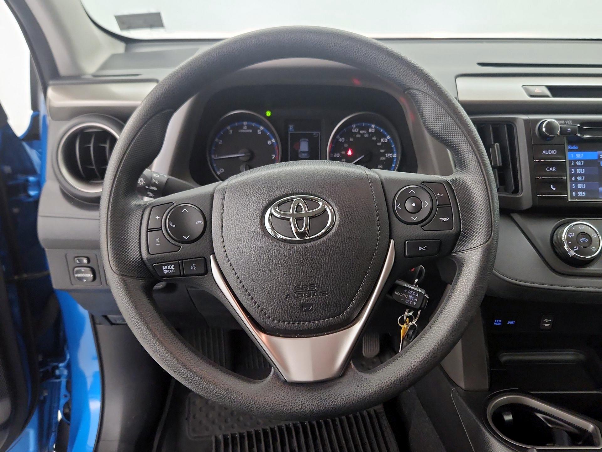 Thumbnail: 2018 Toyota RAV4 - 10