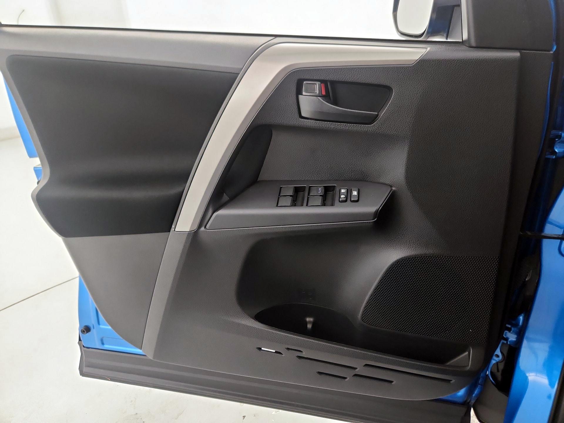 Thumbnail: 2018 Toyota RAV4 - 12