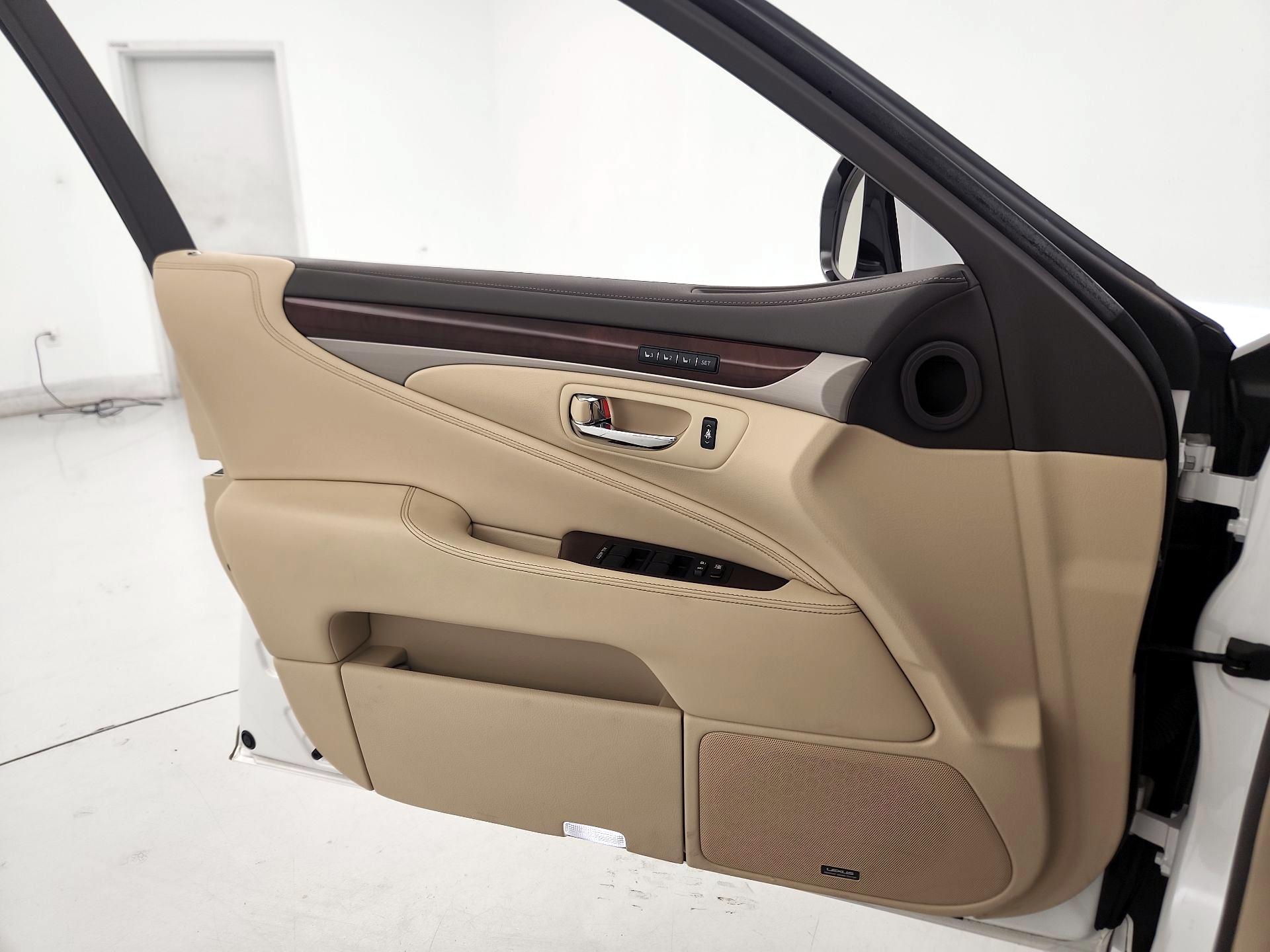 Thumbnail: 2014 Lexus LS - 12