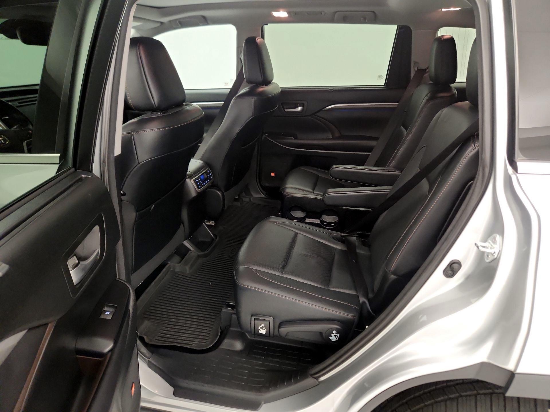 Thumbnail: 2017 Toyota Highlander - 18