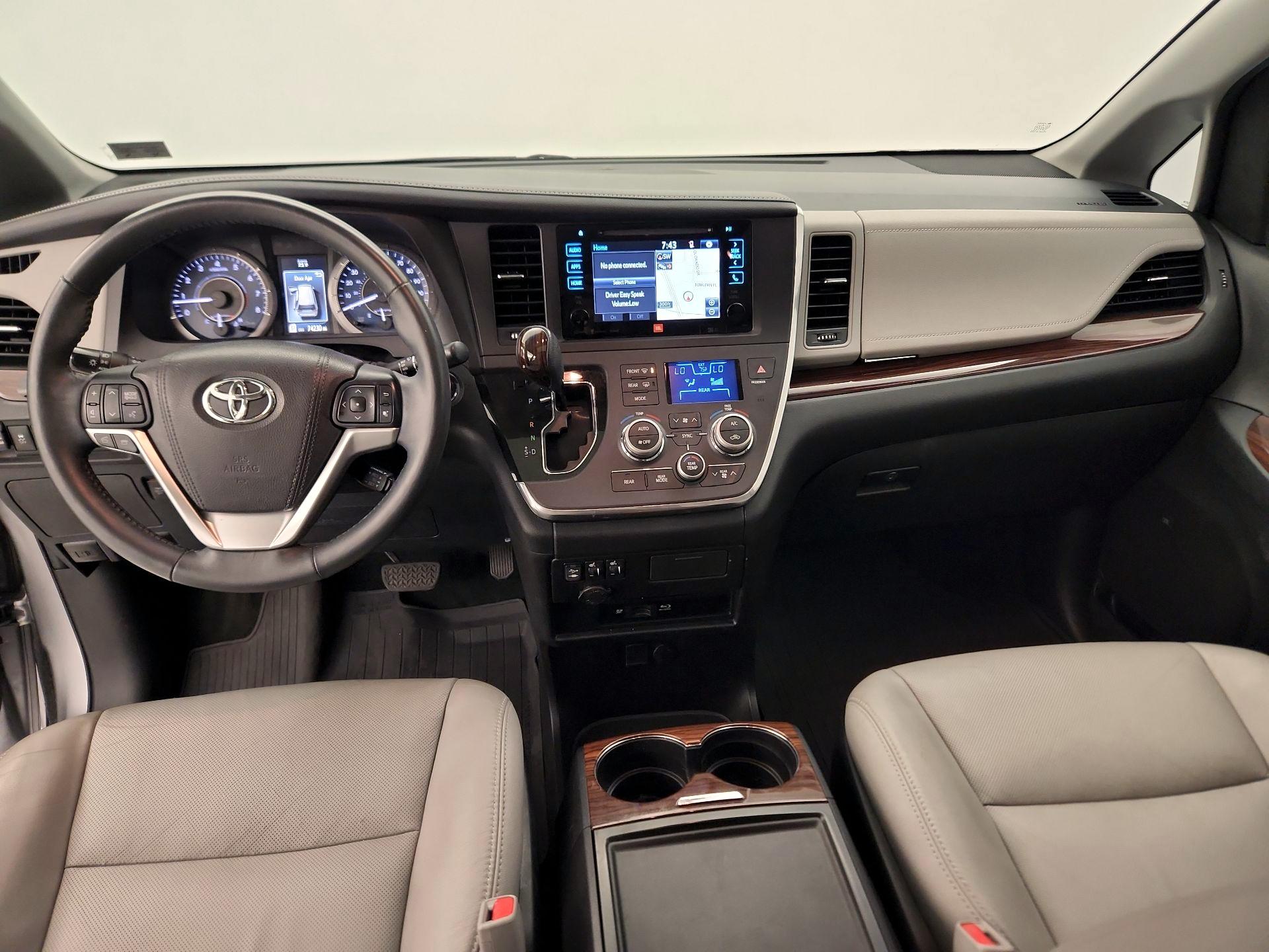 Thumbnail: 2017 Toyota Sienna - 9