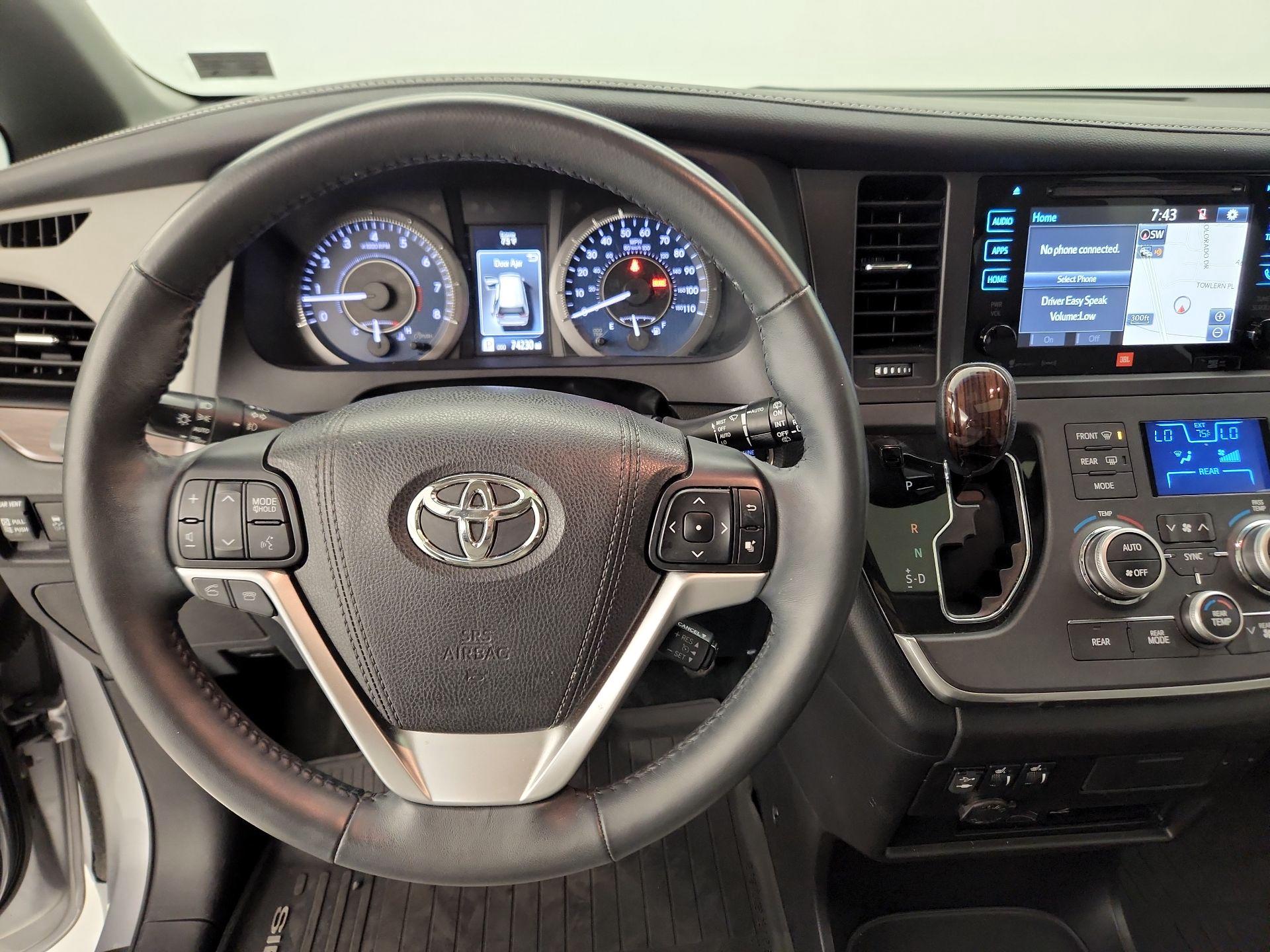 Thumbnail: 2017 Toyota Sienna - 10