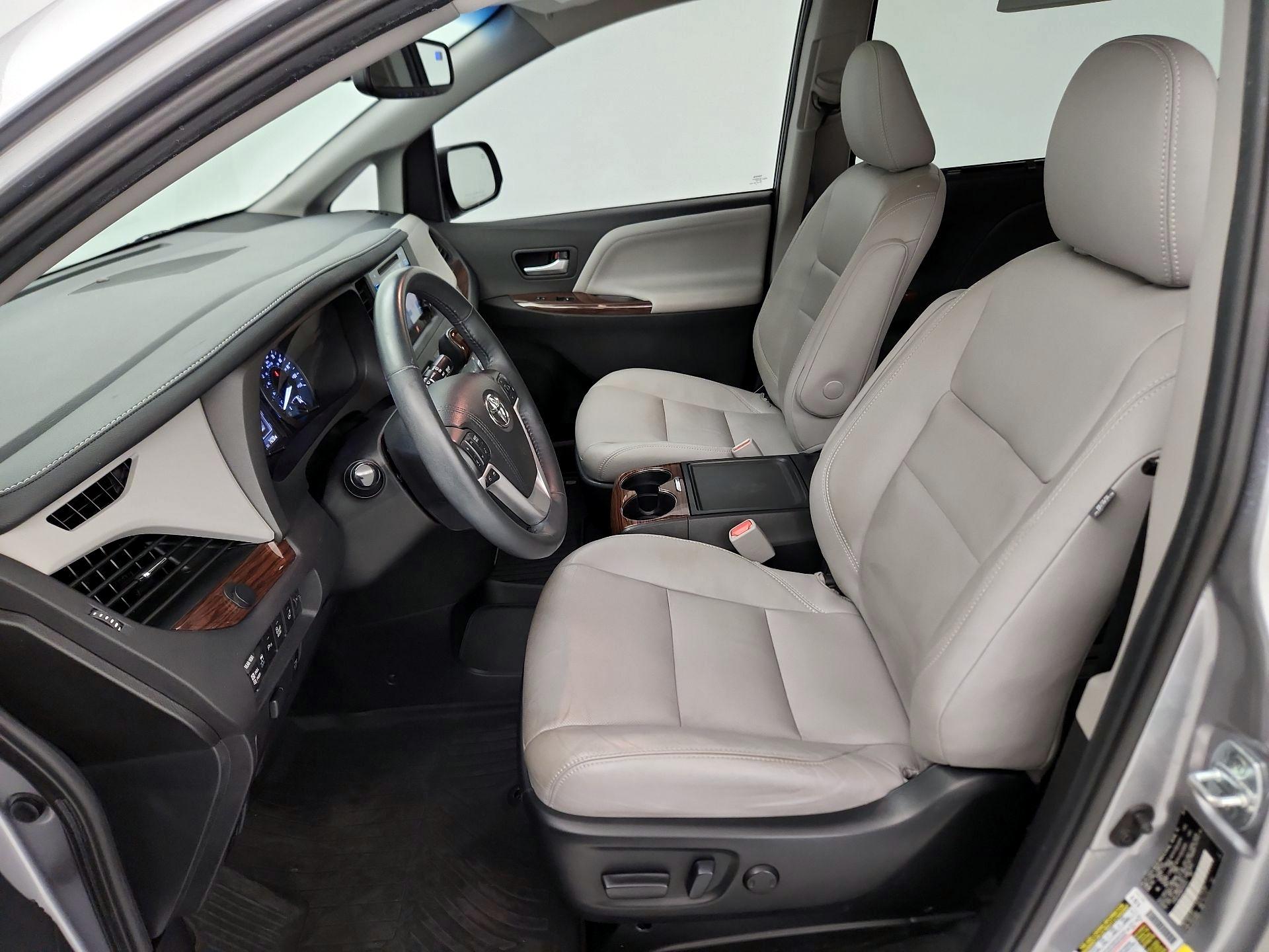 Thumbnail: 2017 Toyota Sienna - 11