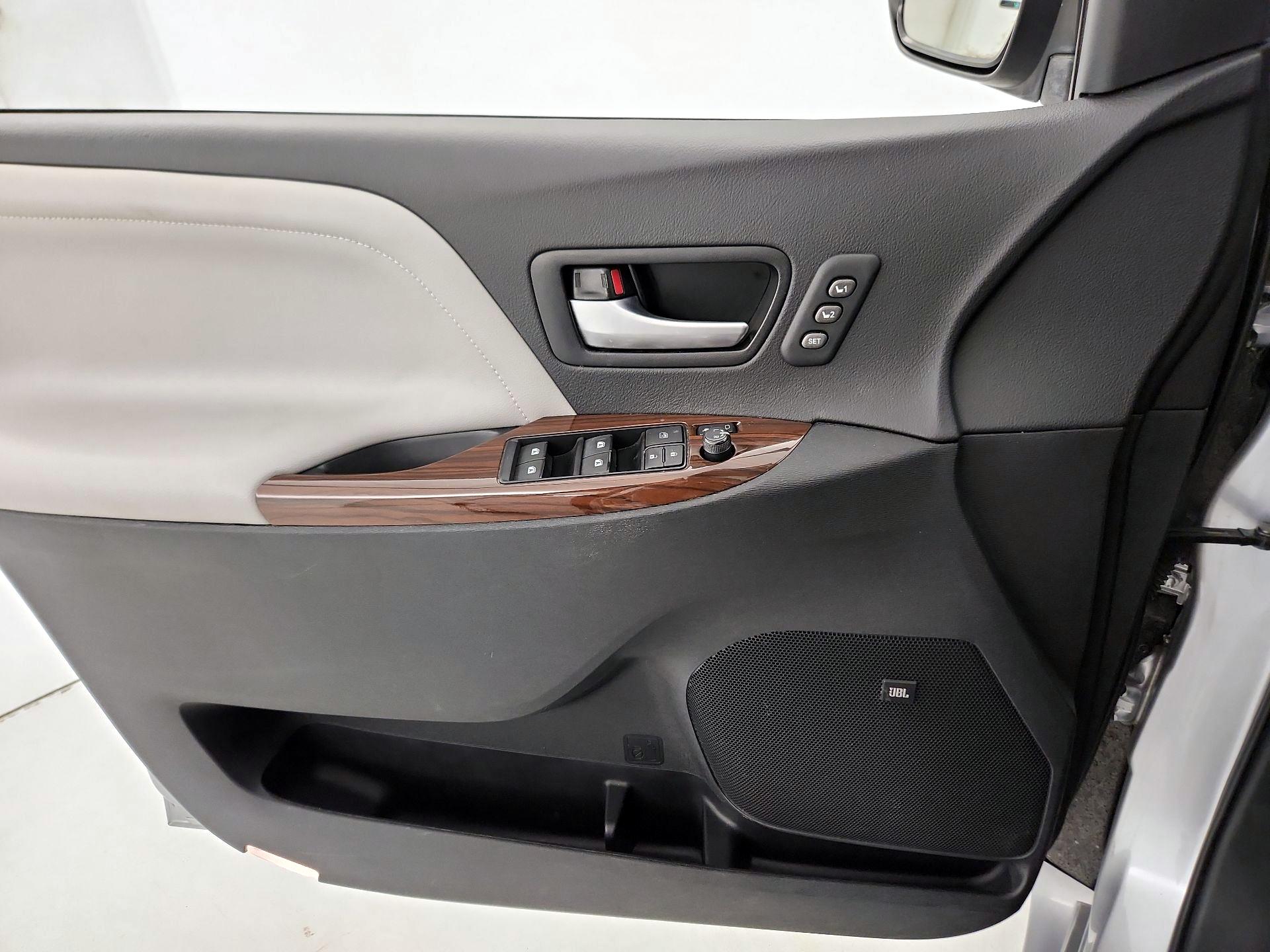 Thumbnail: 2017 Toyota Sienna - 12