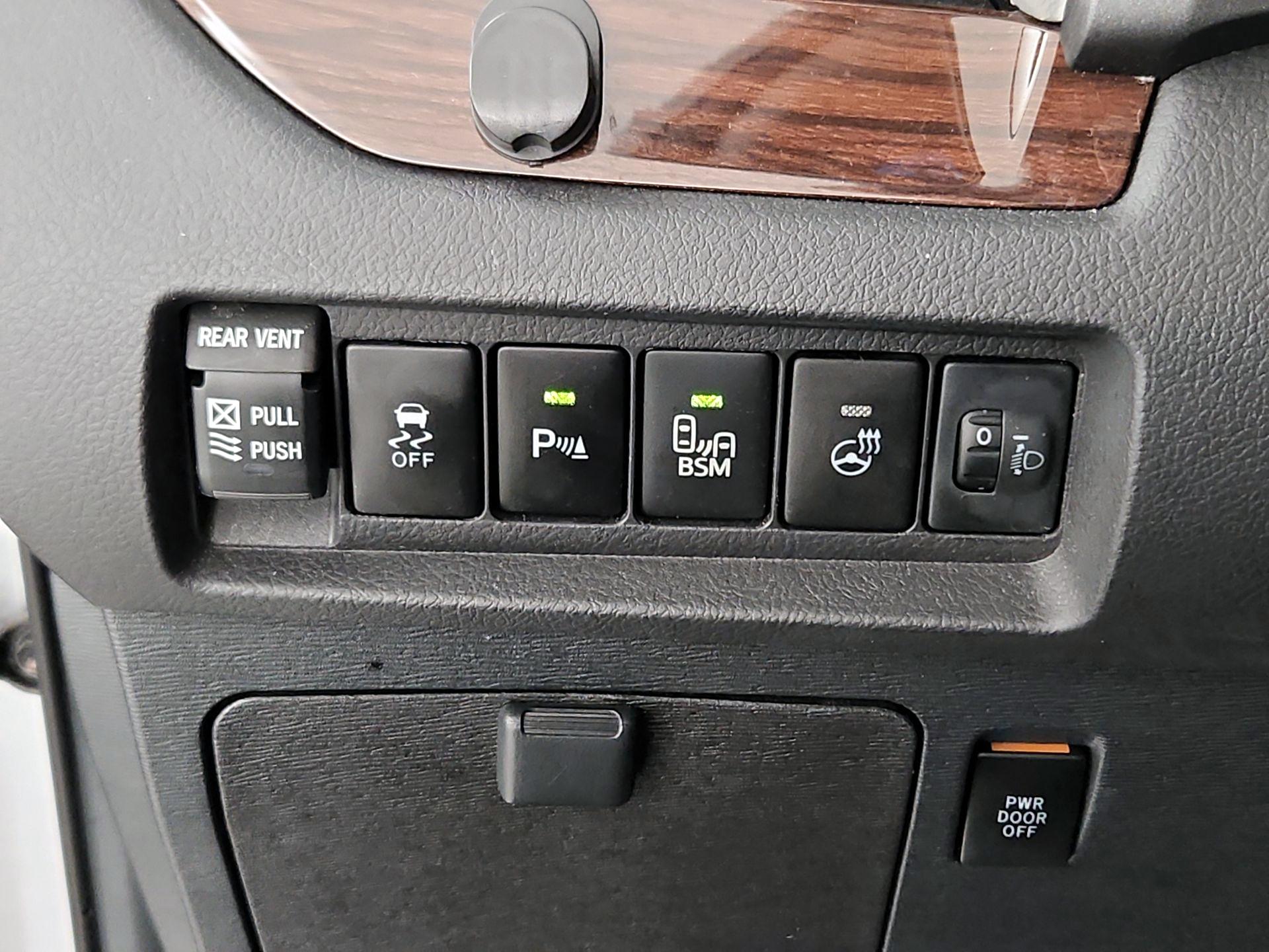 Thumbnail: 2017 Toyota Sienna - 13