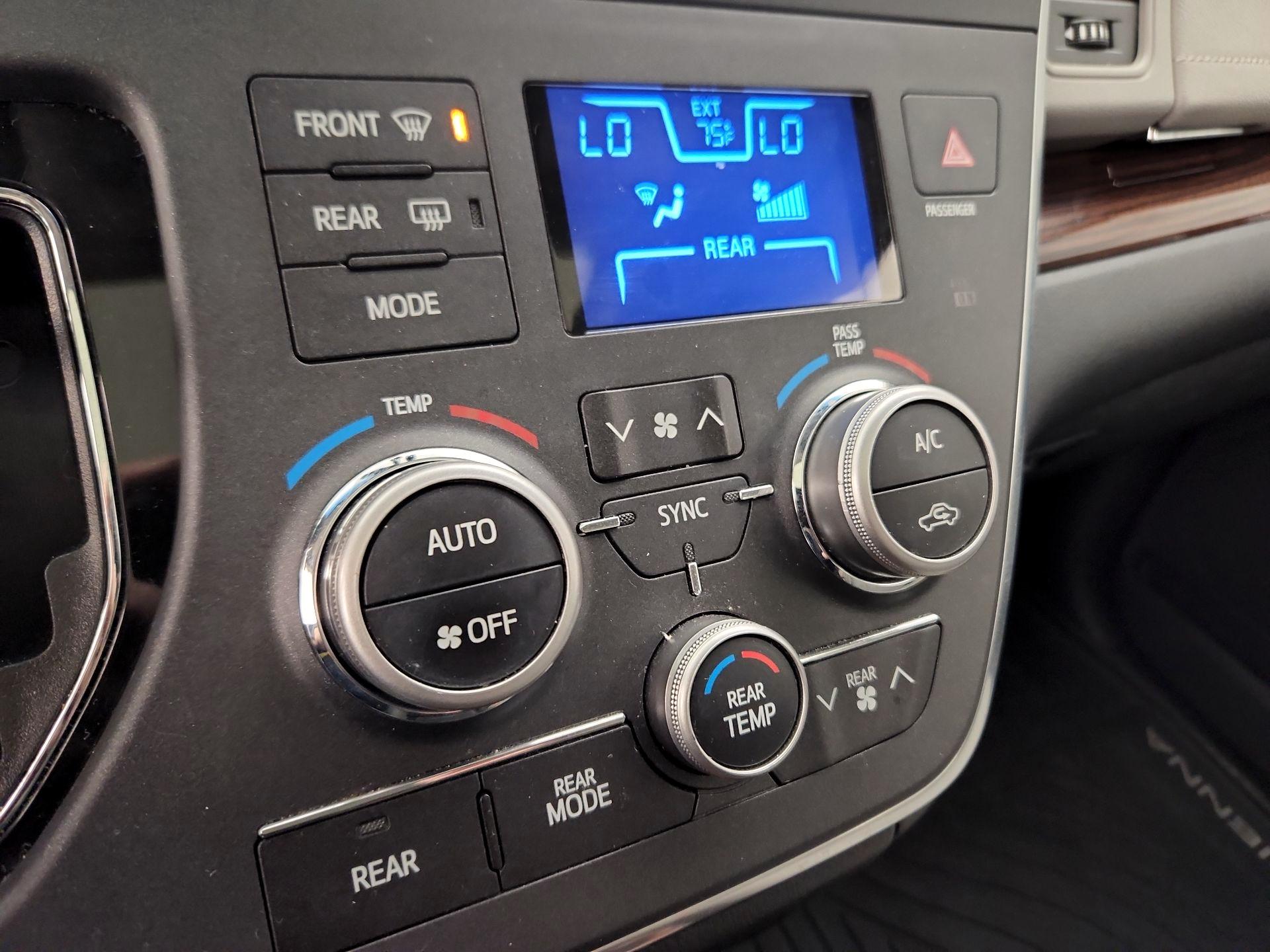 Thumbnail: 2017 Toyota Sienna - 17