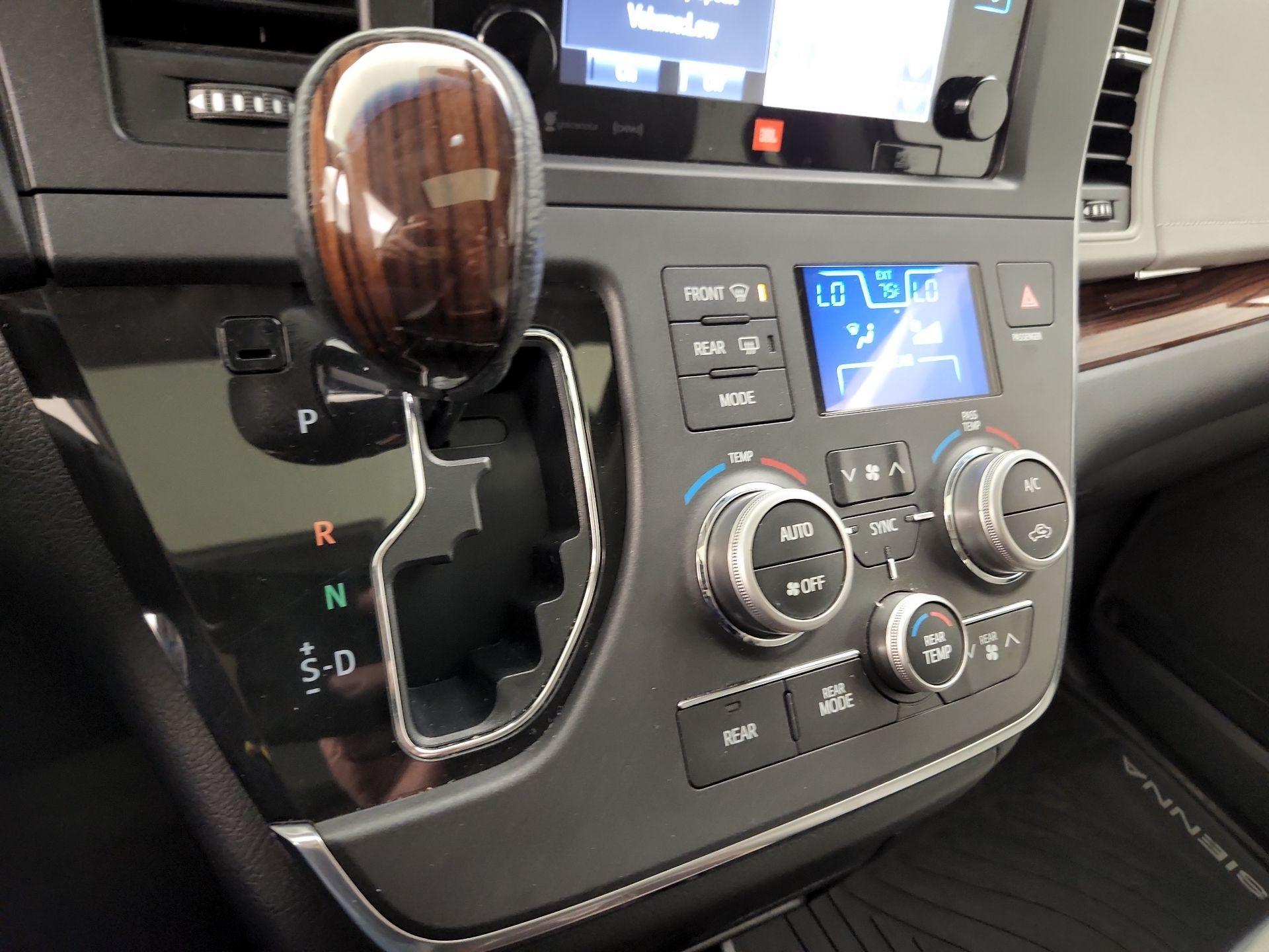 Thumbnail: 2017 Toyota Sienna - 18