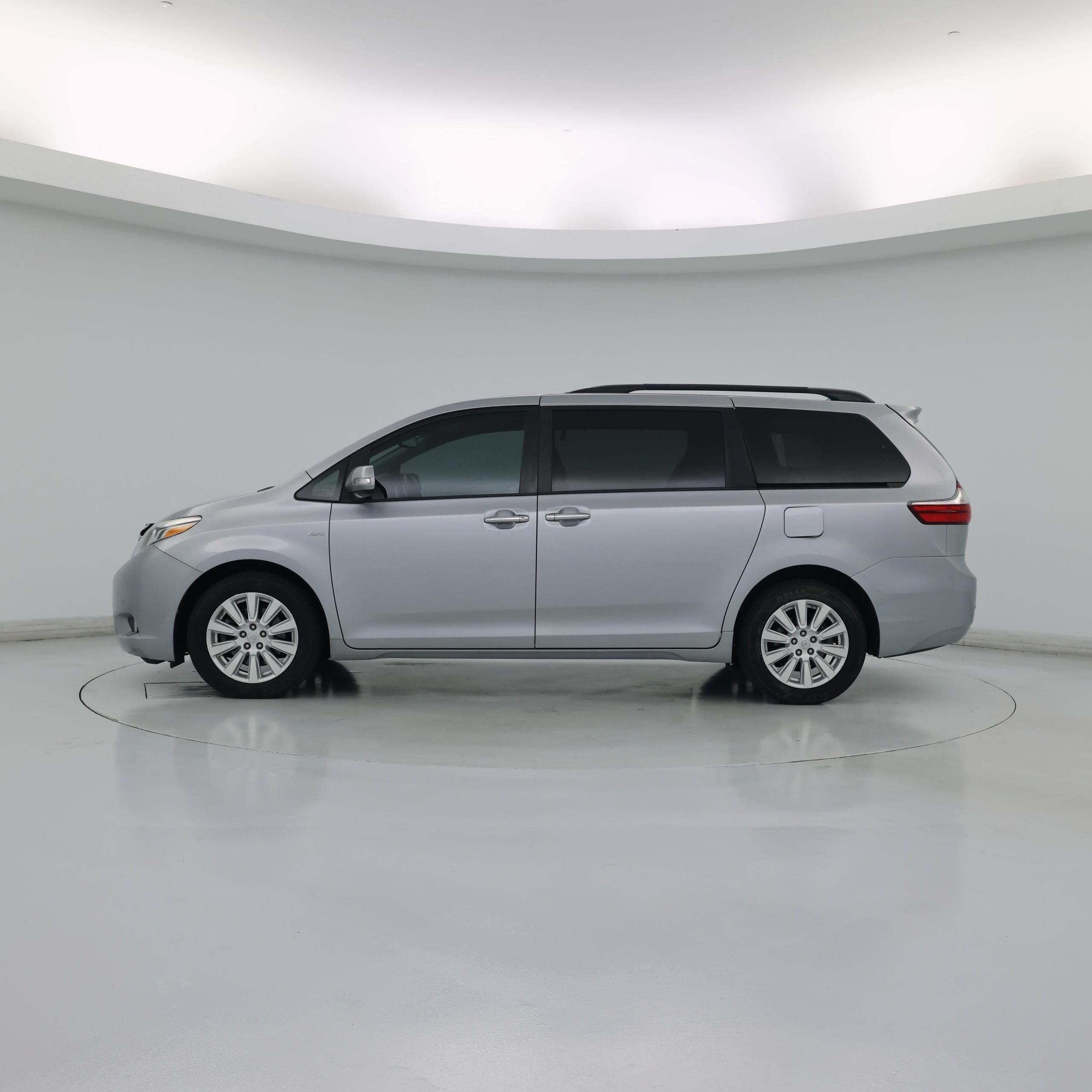 Thumbnail: 2017 Toyota Sienna - 3