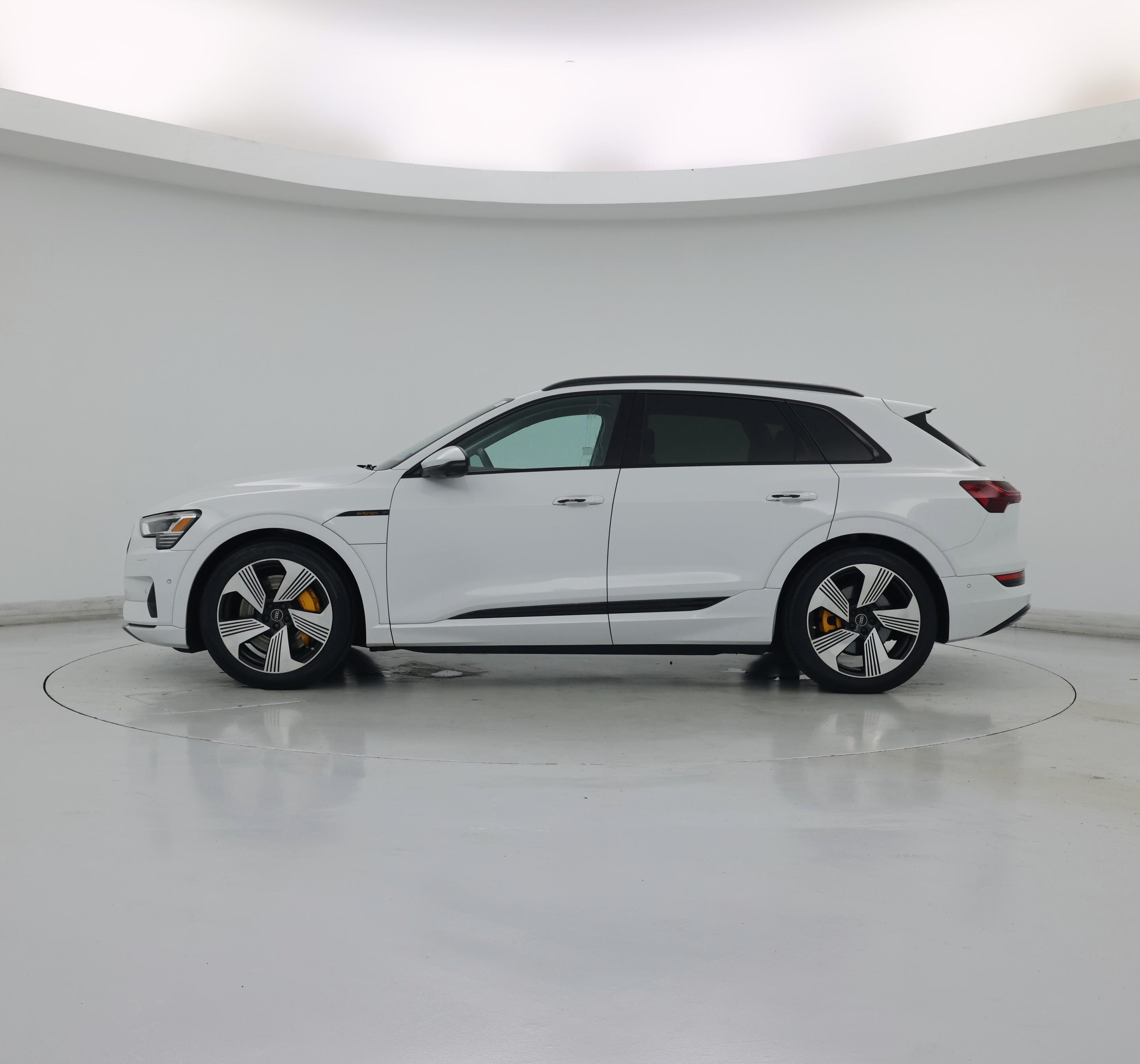 Thumbnail: 2023 Audi e-tron - 3