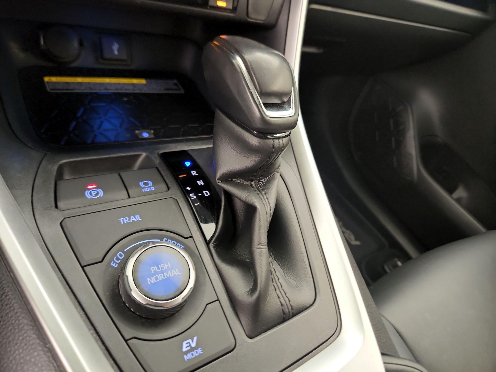 Thumbnail: 2020 Toyota RAV4 - 17