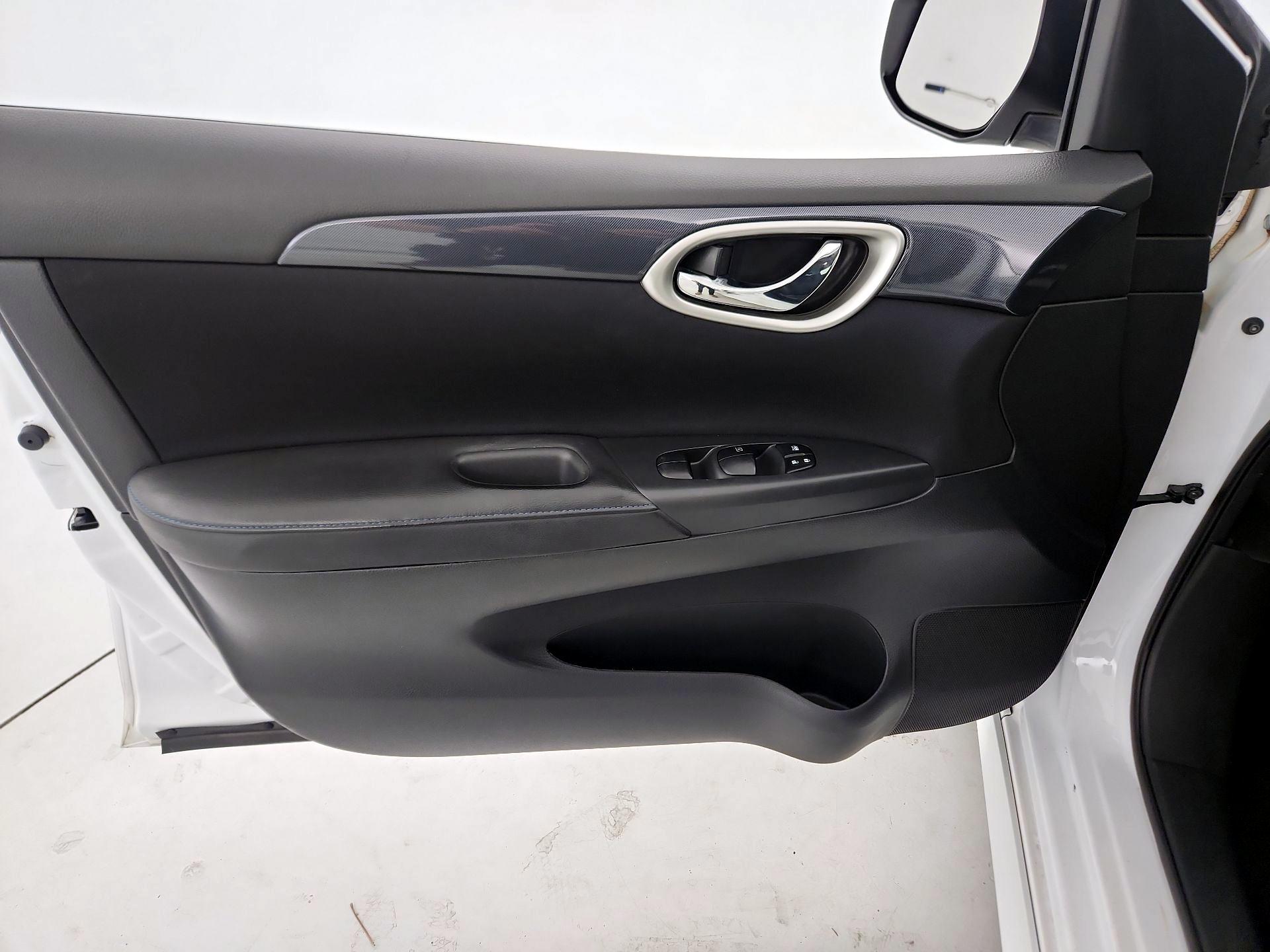Thumbnail: 2016 Nissan Sentra - 12