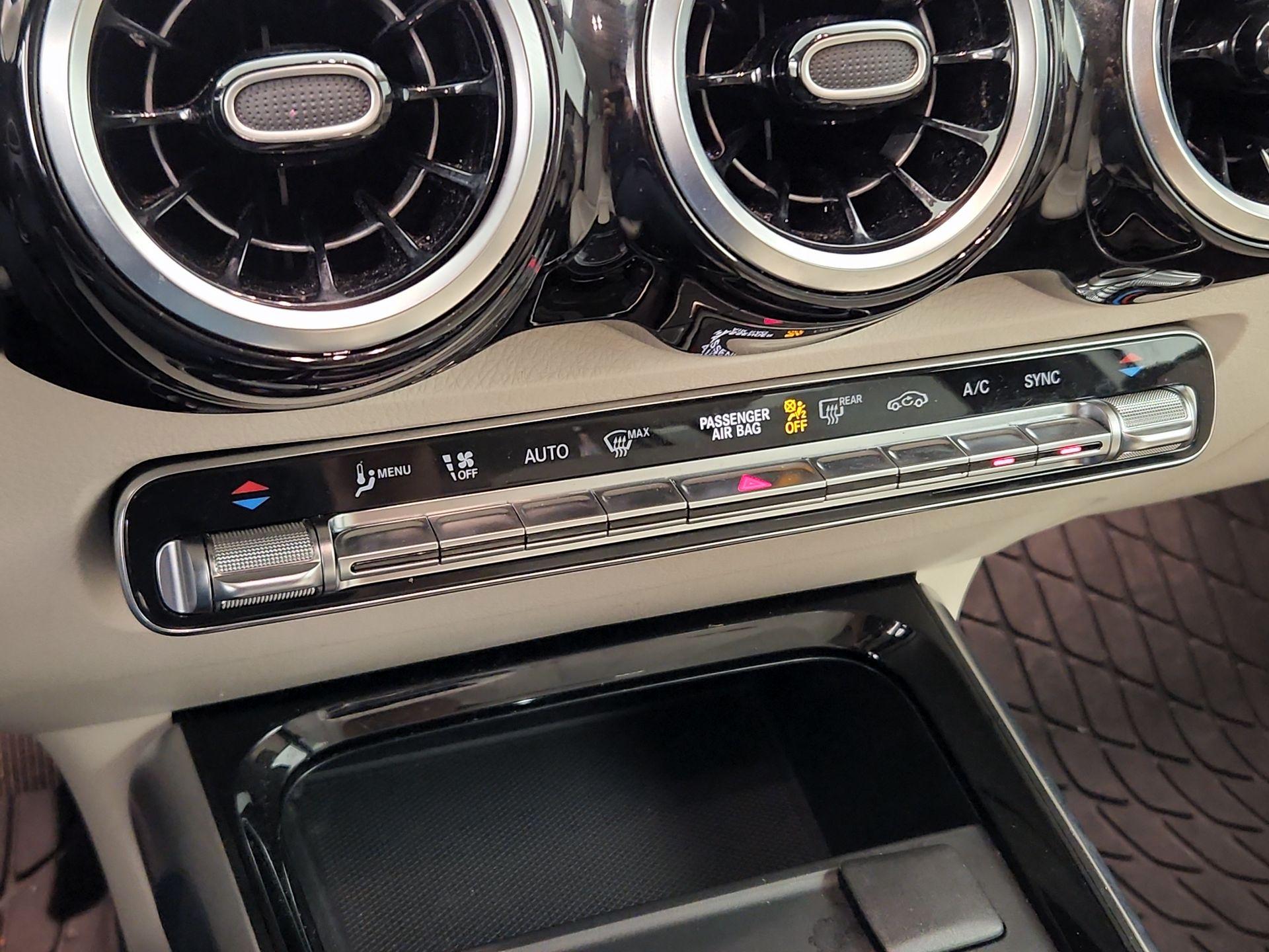 Thumbnail: 2020 Mercedes-Benz GLB - 16