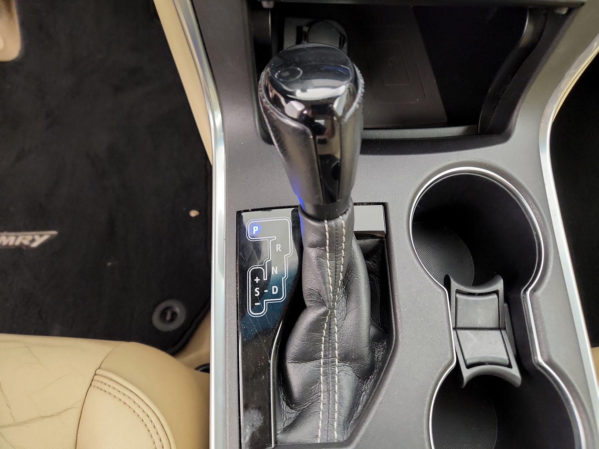 Thumbnail: 2016 Toyota Camry - 17