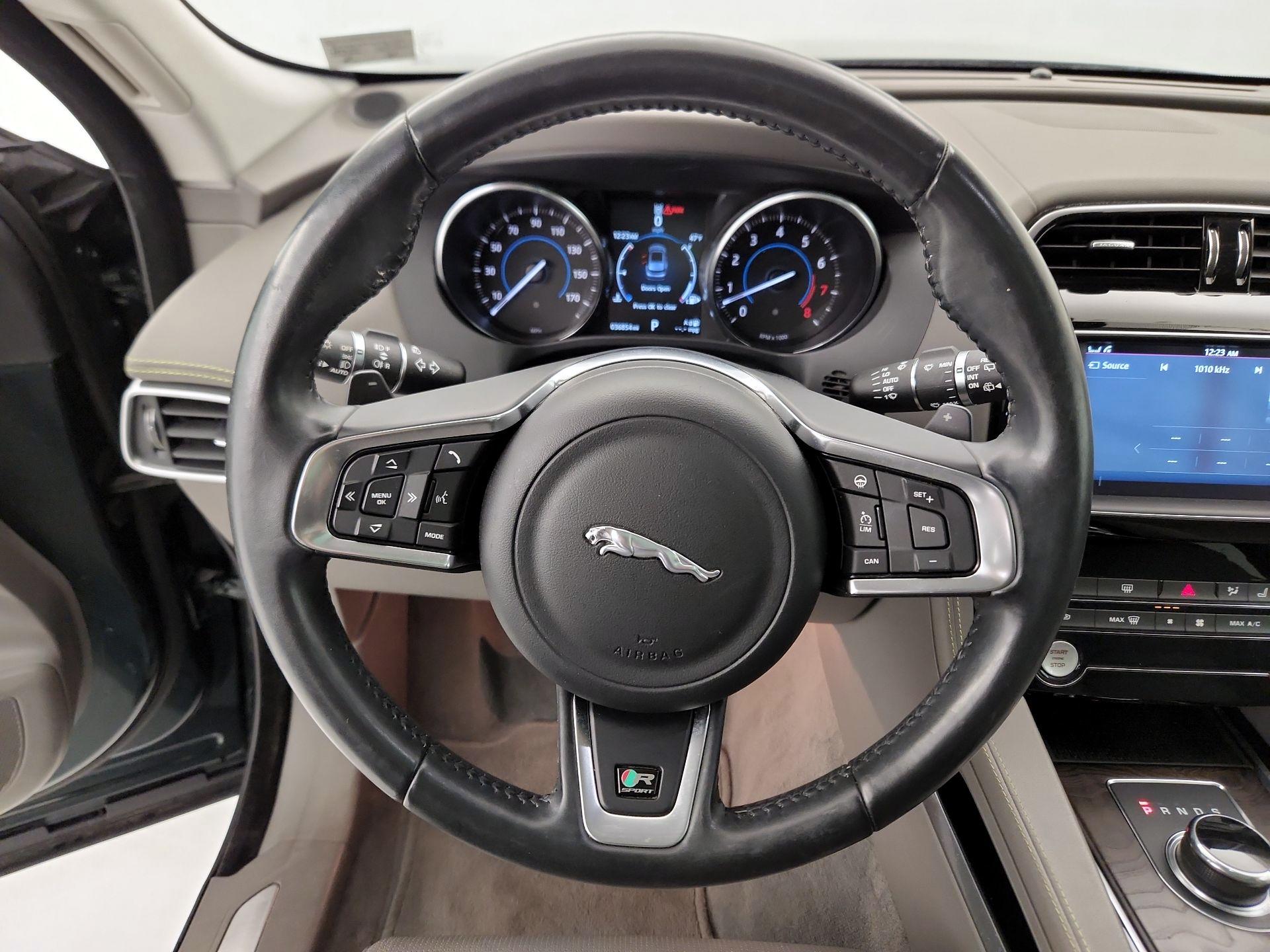 Thumbnail: 2017 Jaguar F-Pace - 10