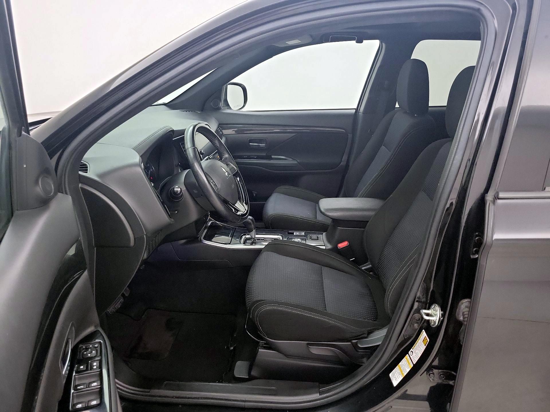 Thumbnail: 2018 Mitsubishi Outlander - 11