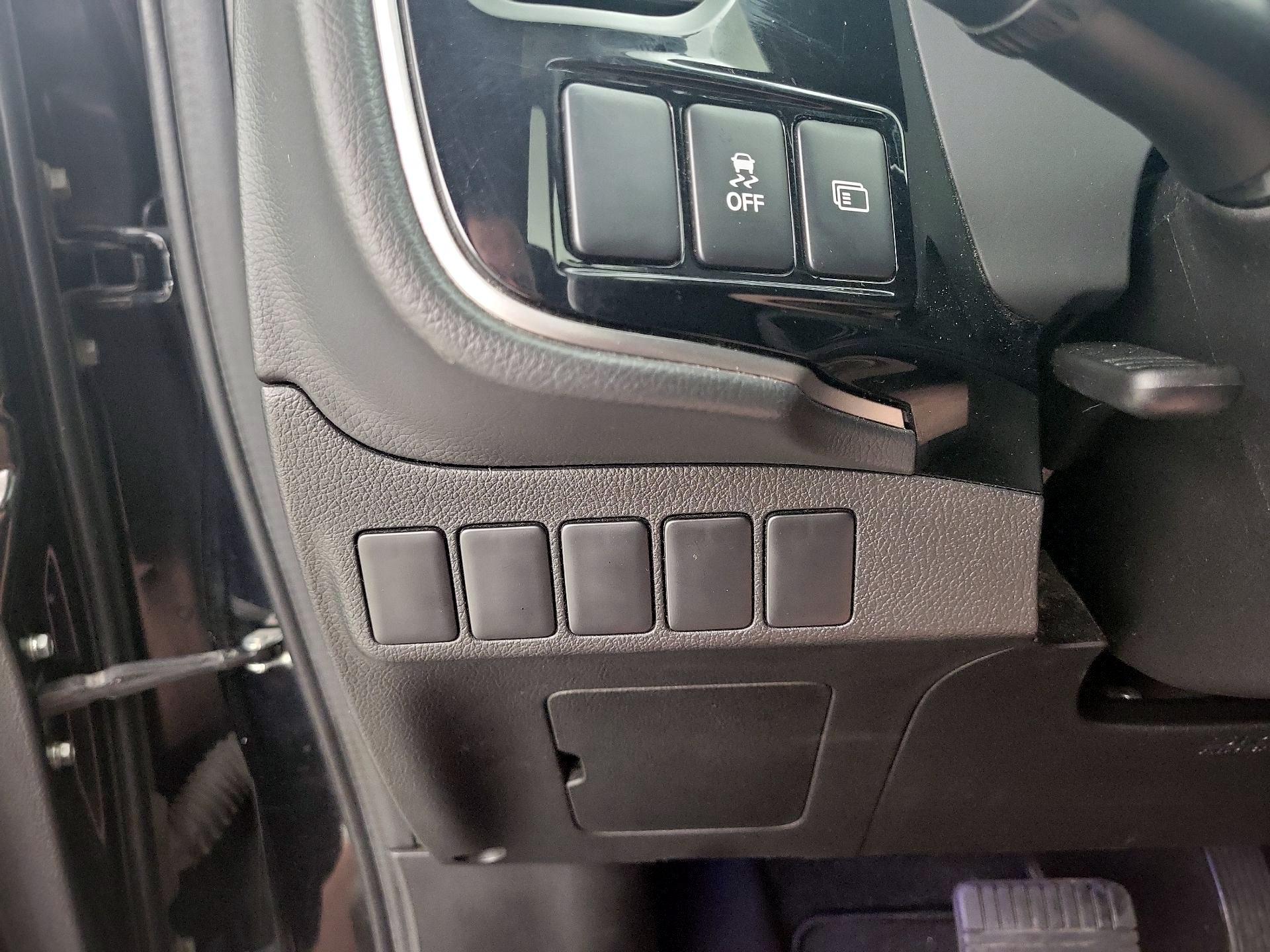 Thumbnail: 2018 Mitsubishi Outlander - 13