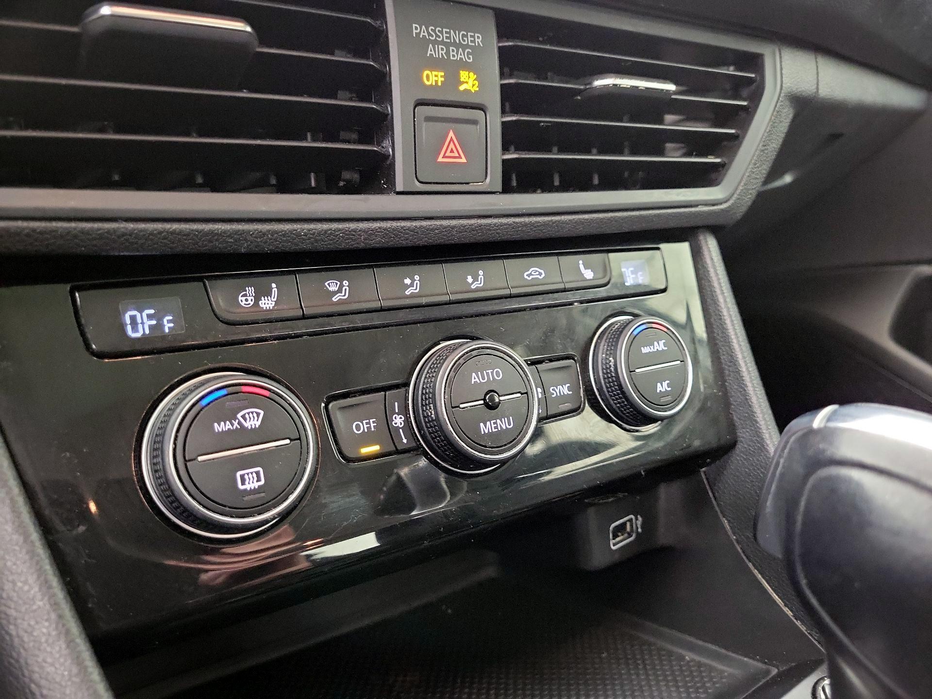 Thumbnail: 2019 Volkswagen Jetta - 16