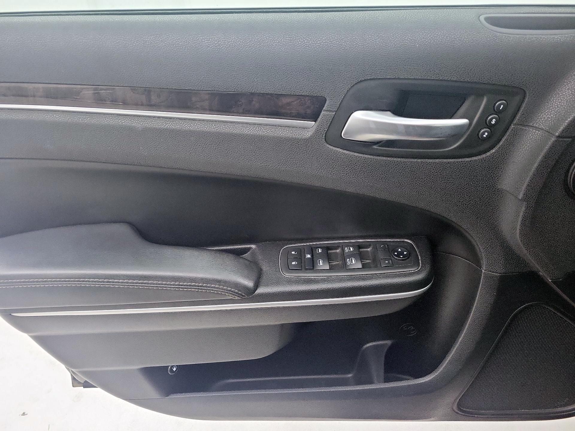 Thumbnail: 2019 Chrysler 300 - 12