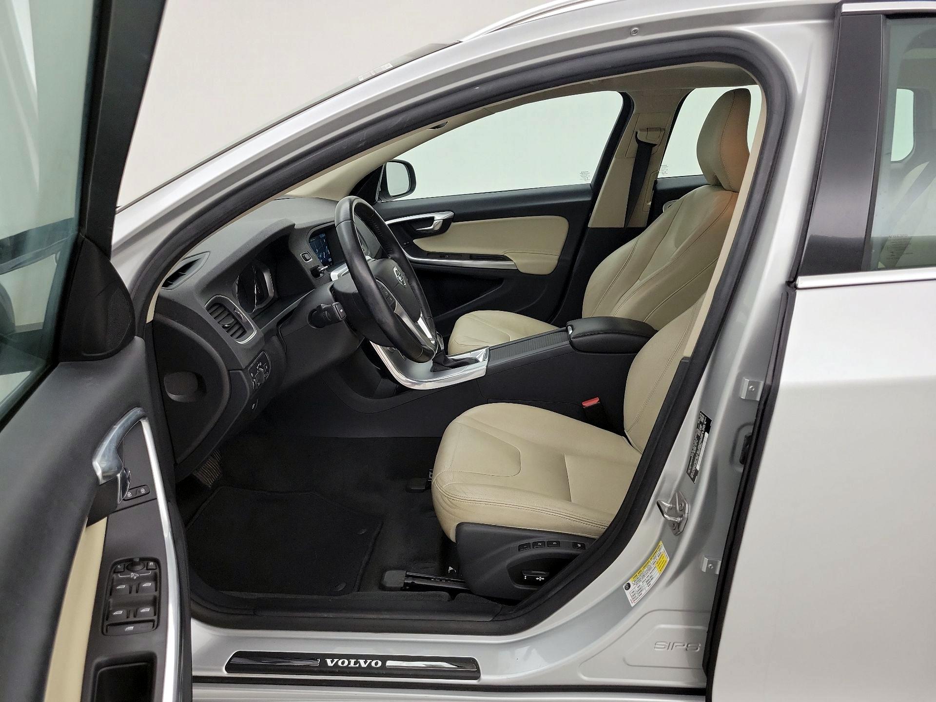 Thumbnail: 2017 Volvo V60 - 11