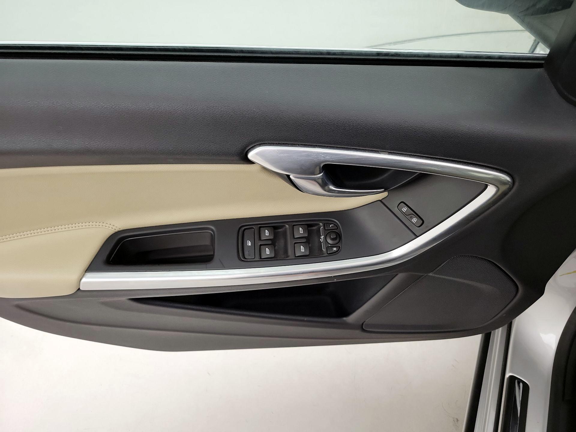 Thumbnail: 2017 Volvo V60 - 12