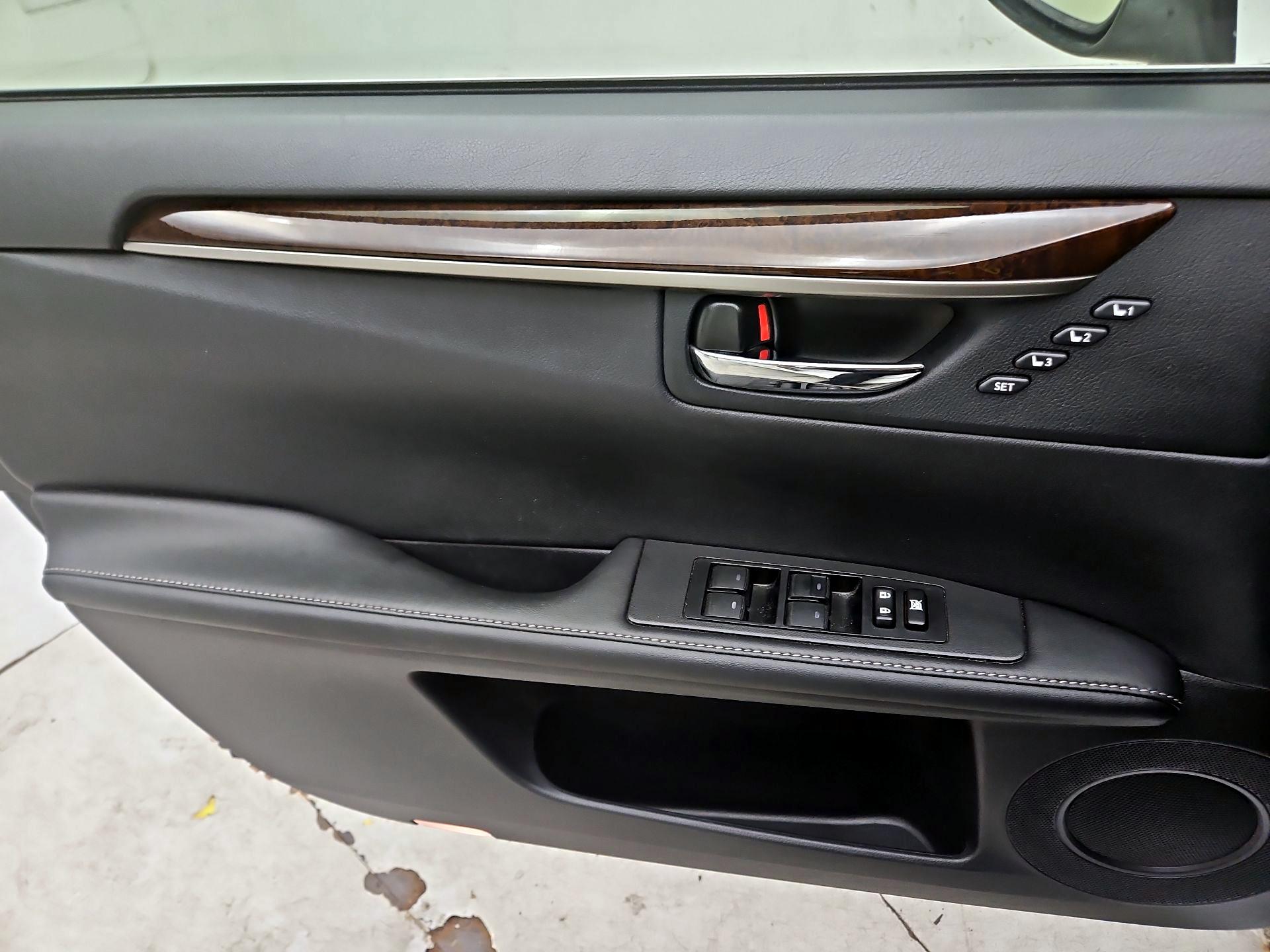 Thumbnail: 2015 Lexus ES - 12