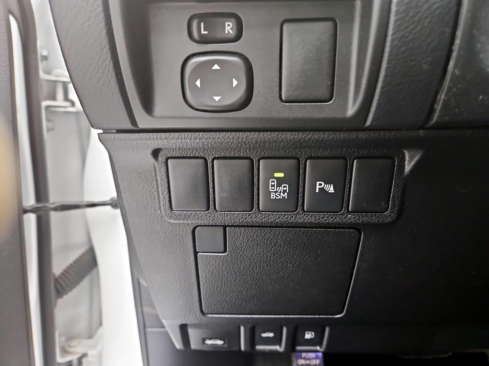 Thumbnail: 2015 Lexus ES - 13