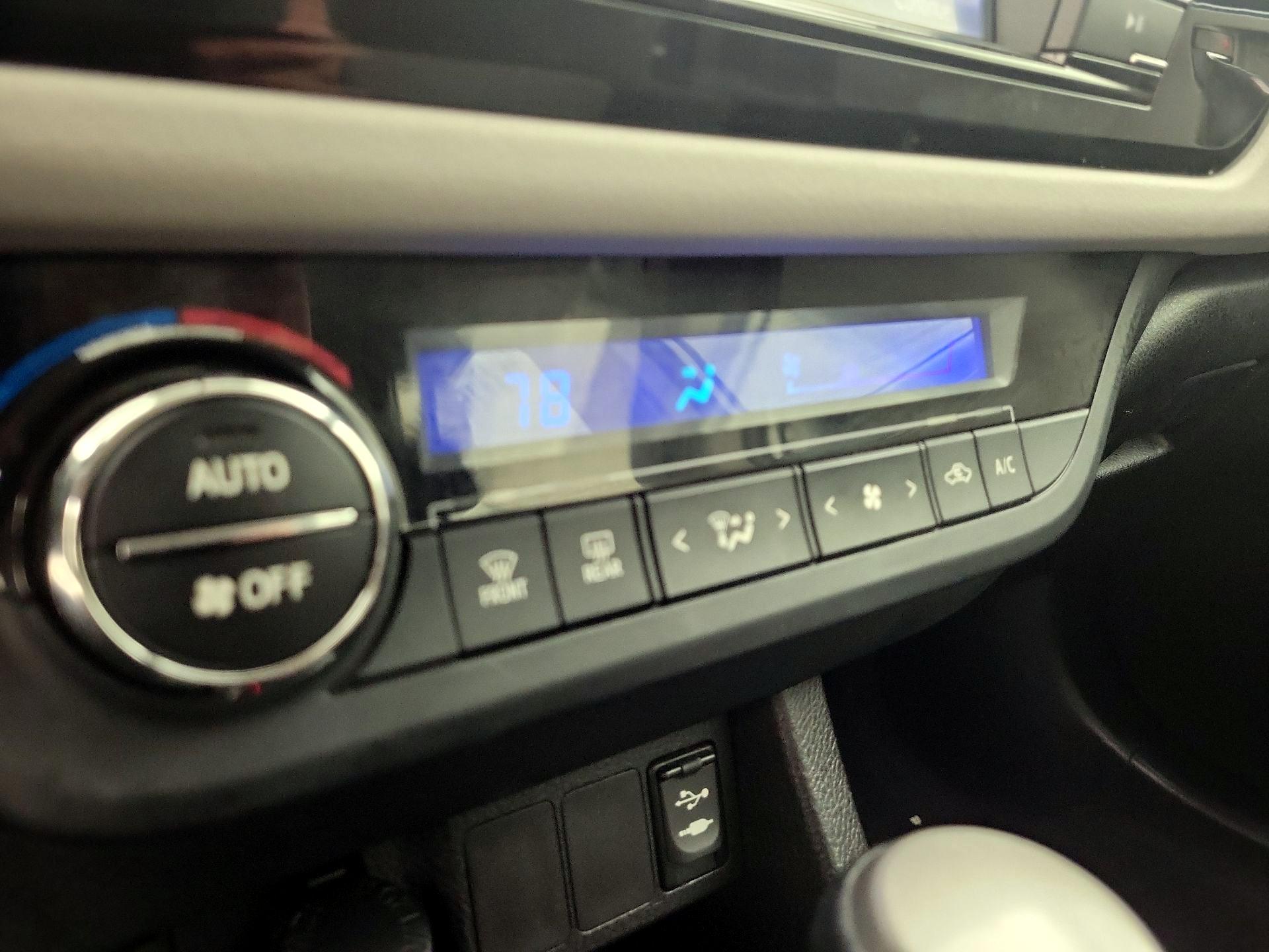 Thumbnail: 2015 Toyota Corolla - 16