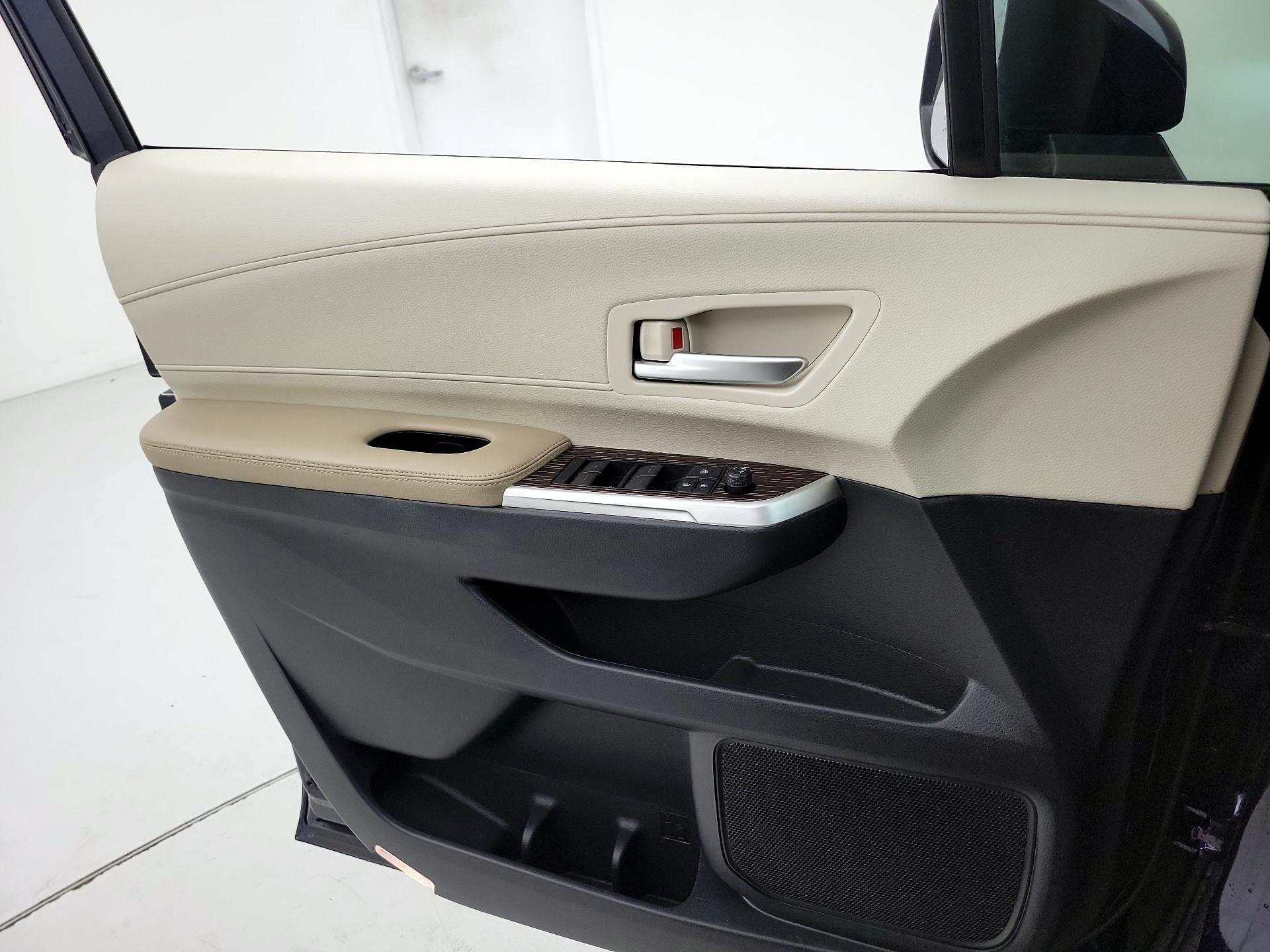 Thumbnail: 2021 Toyota Sienna - 12