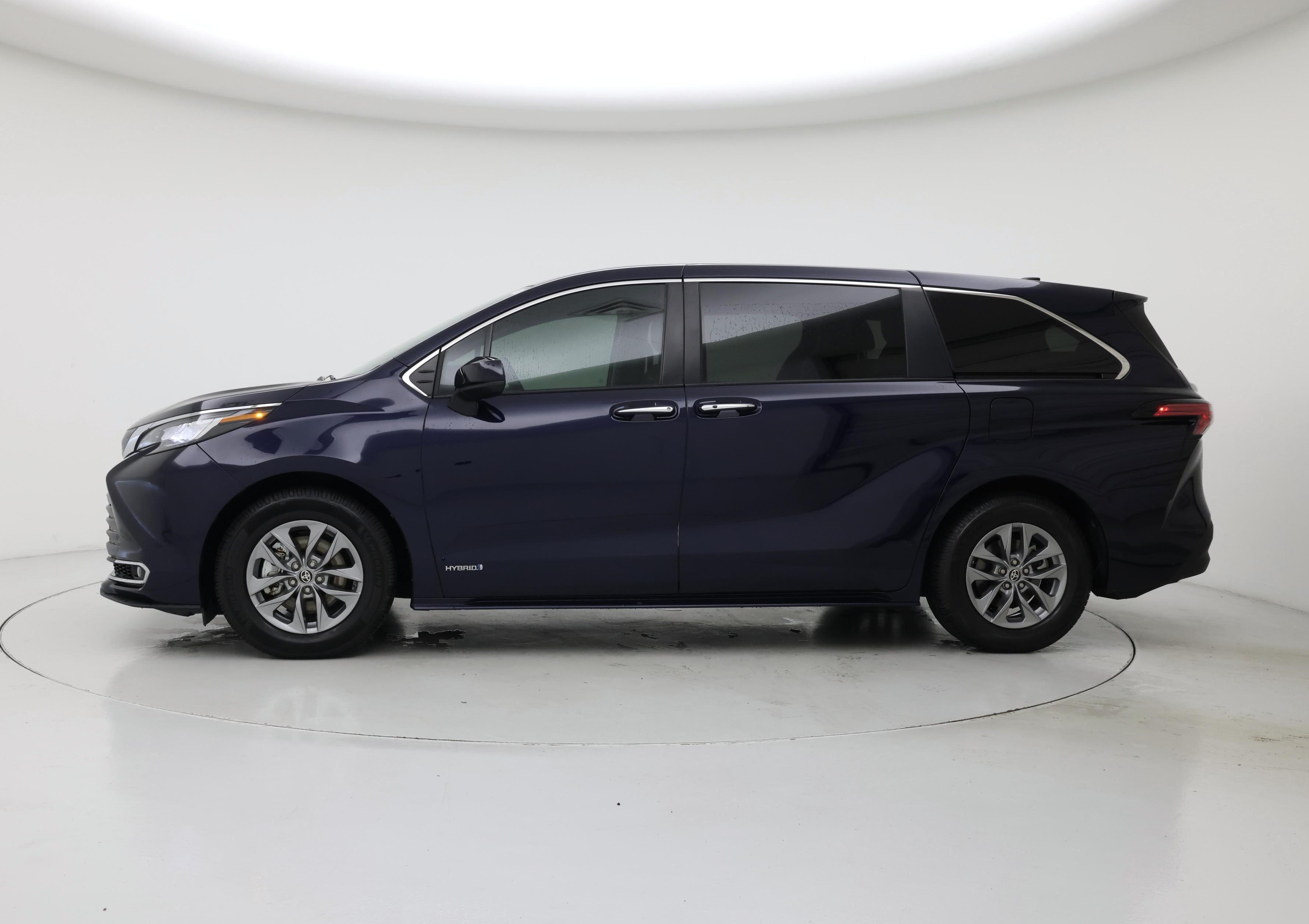Thumbnail: 2021 Toyota Sienna - 3
