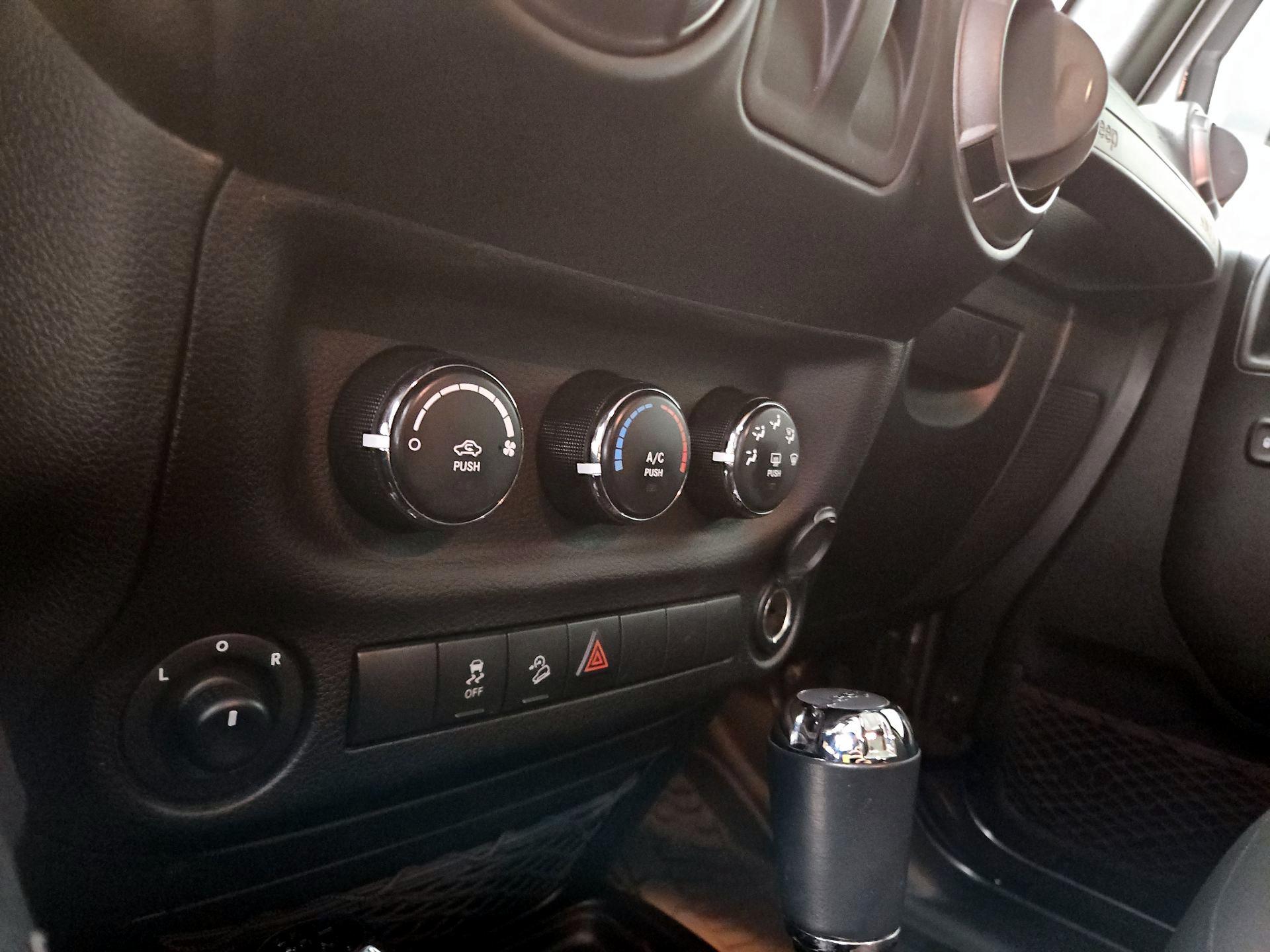 Thumbnail: 2017 Jeep Wrangler - 14
