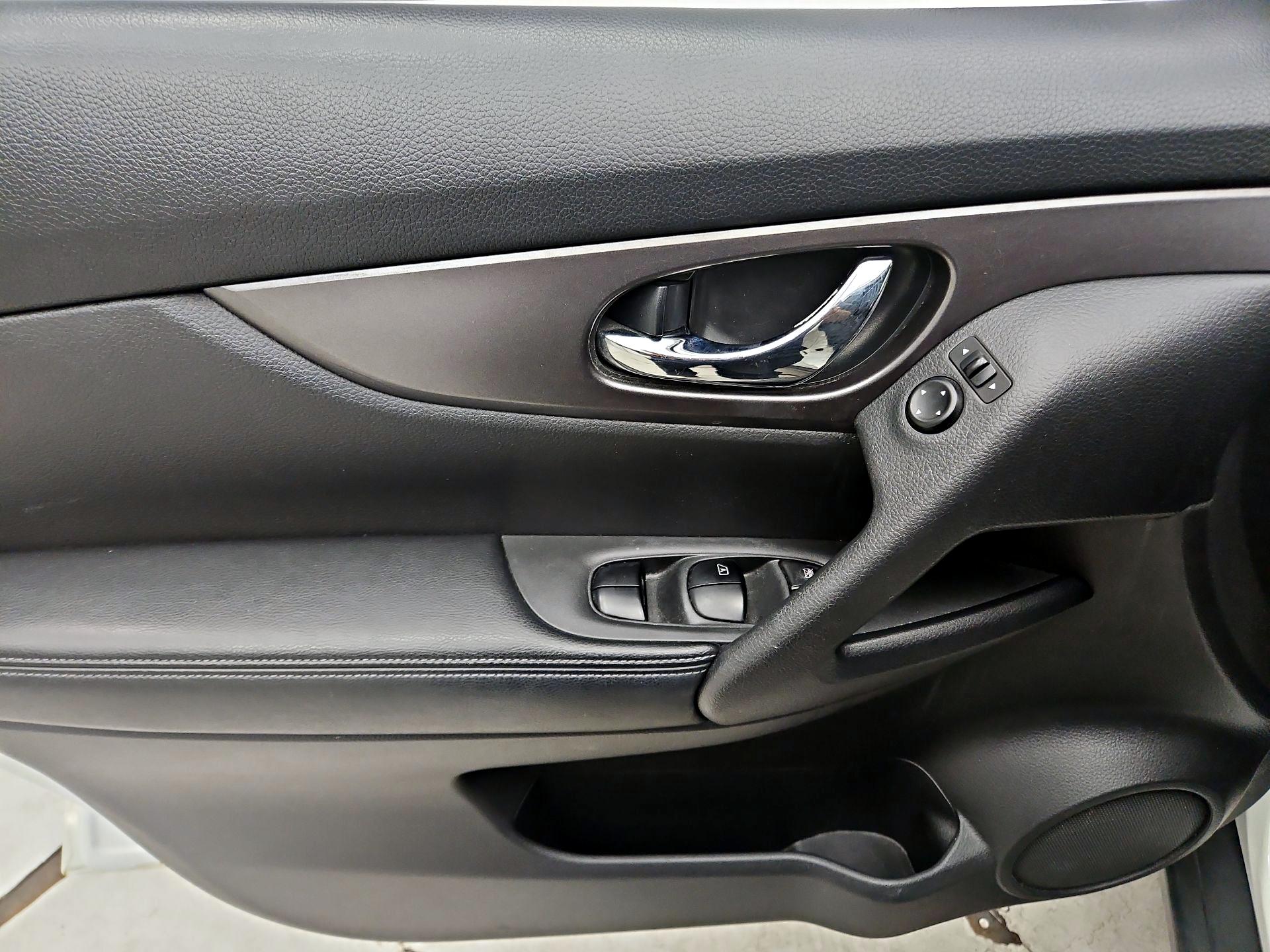 Thumbnail: 2016 Nissan Rogue - 12