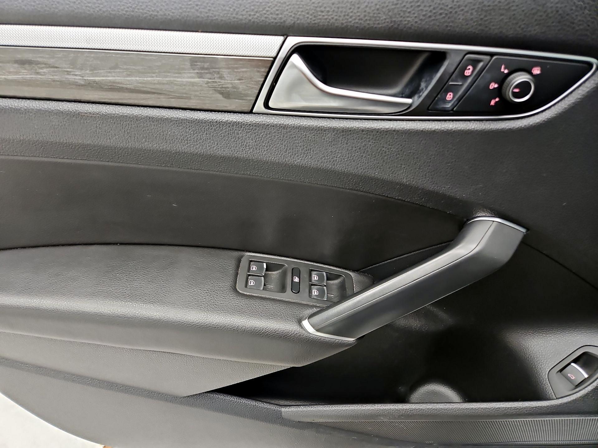 Thumbnail: 2017 Volkswagen Passat - 12