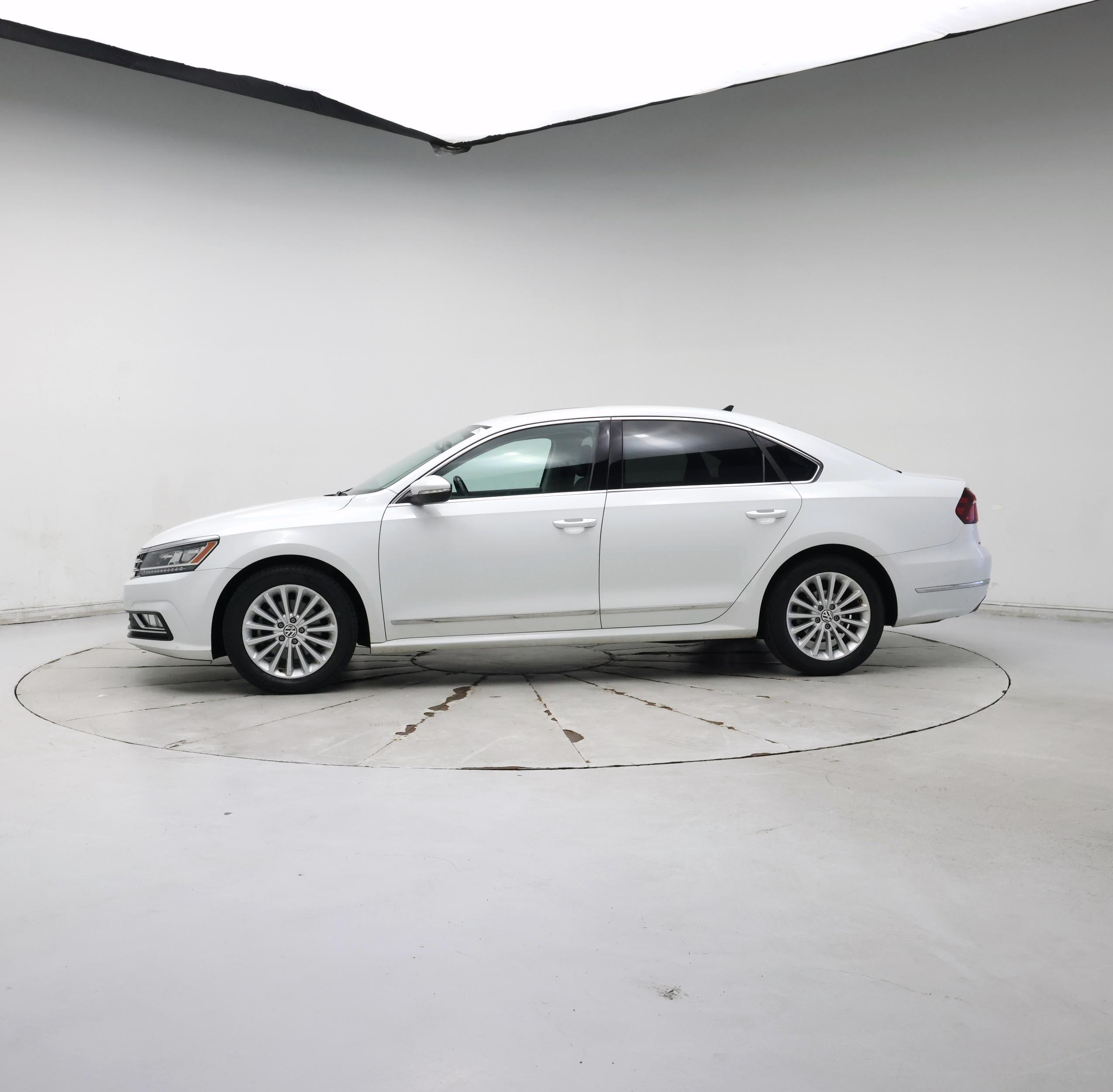 Thumbnail: 2017 Volkswagen Passat - 3