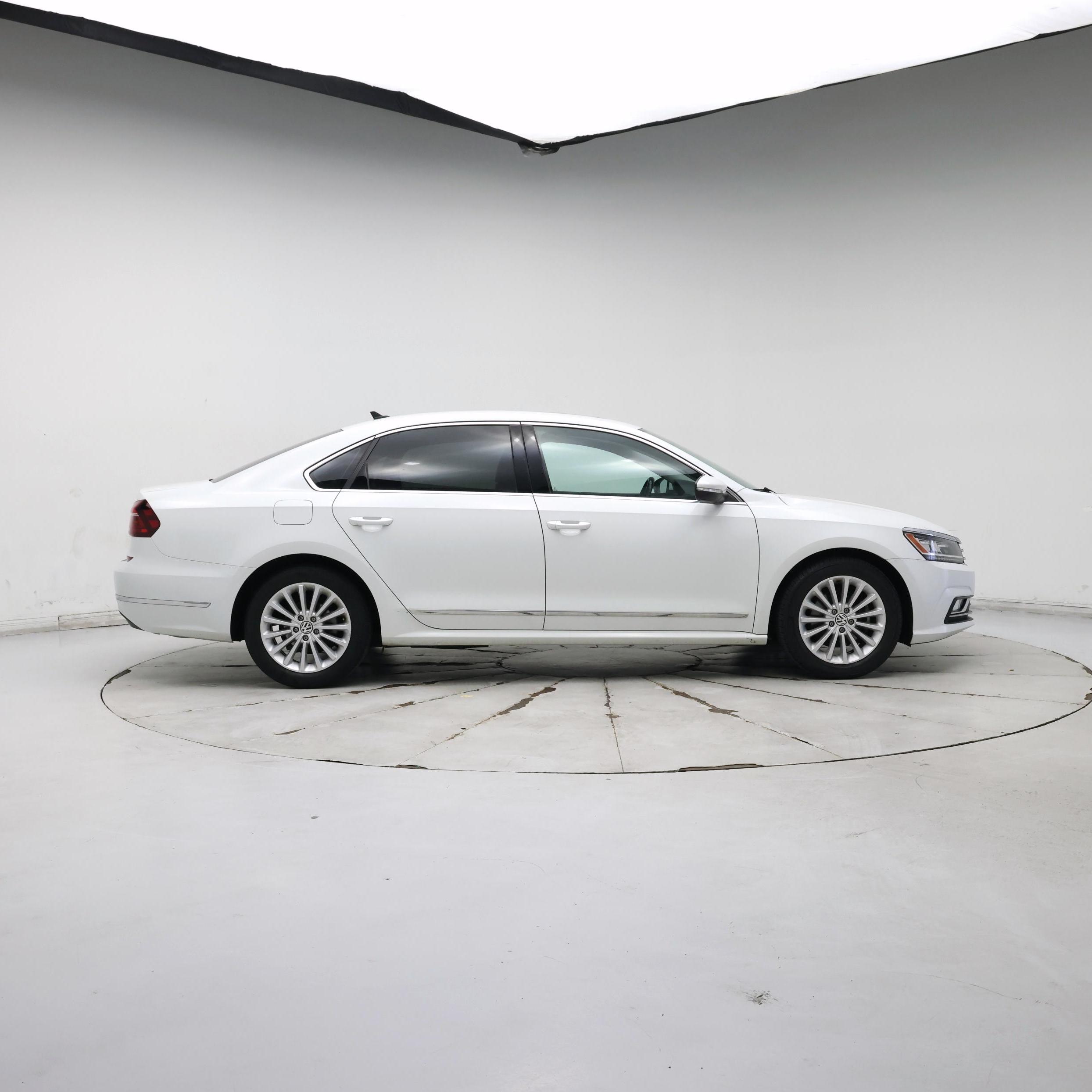 Thumbnail: 2017 Volkswagen Passat - 7
