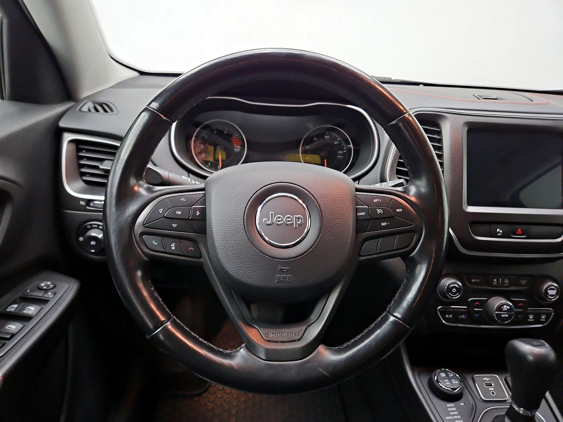 Thumbnail: 2020 Jeep Cherokee - 10