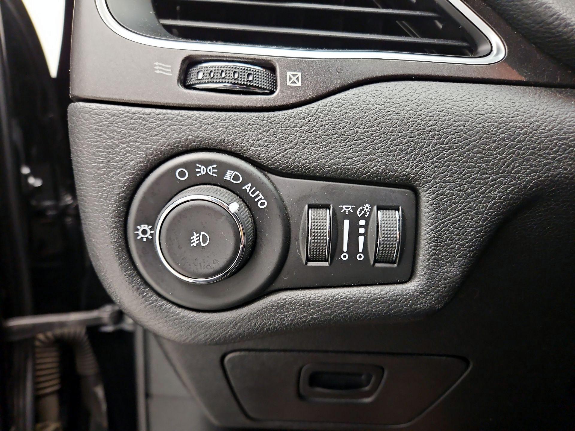 Thumbnail: 2020 Jeep Cherokee - 13