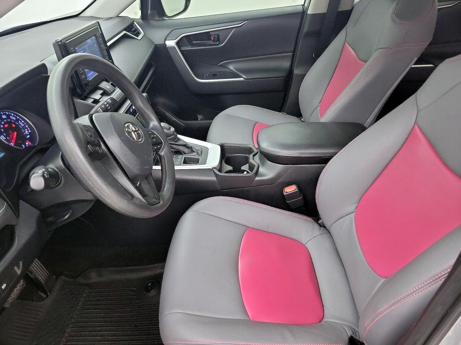 2019 Toyota RAV4 LE - Photo 12