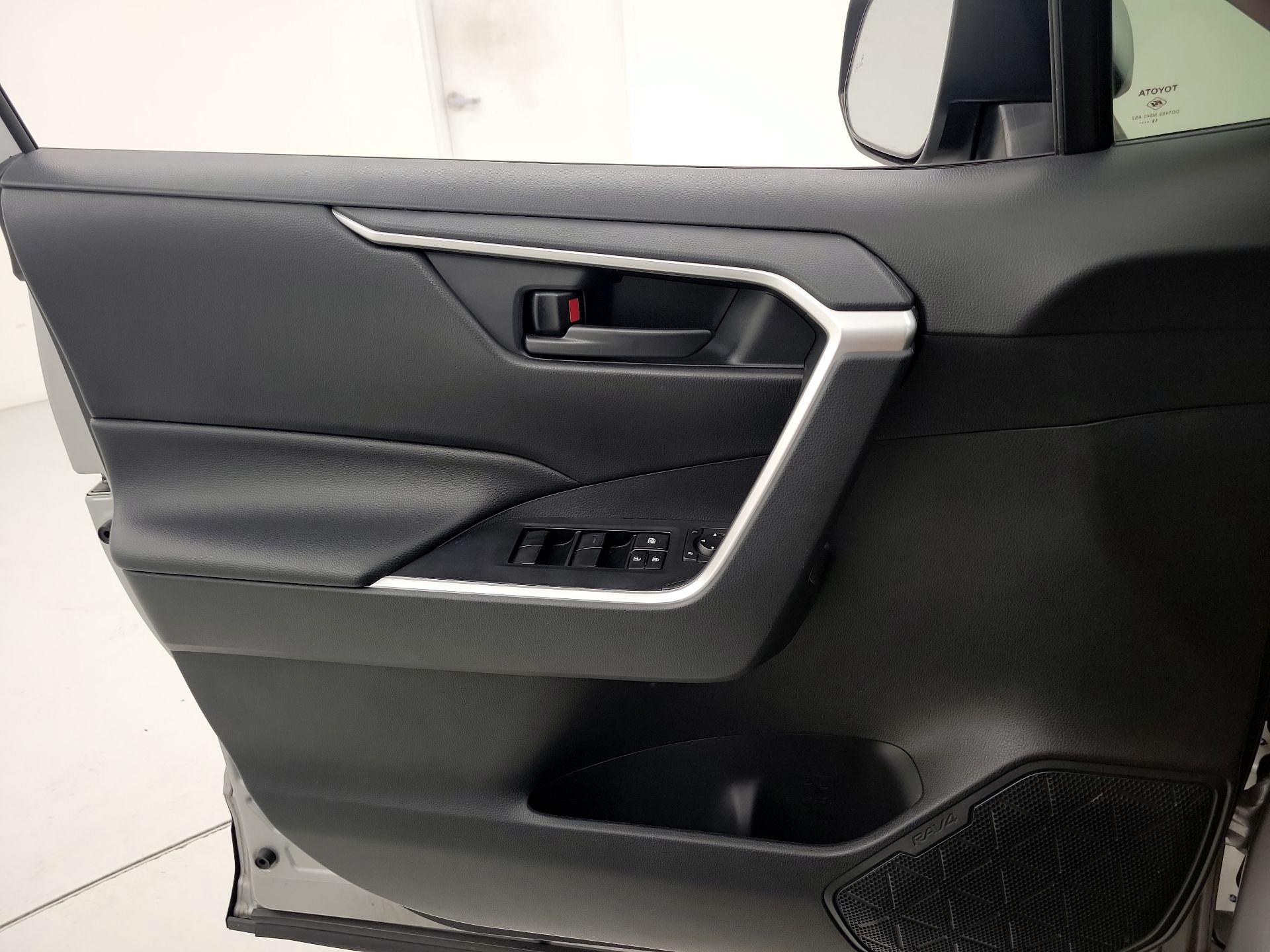 Thumbnail: 2019 Toyota RAV4 - 12