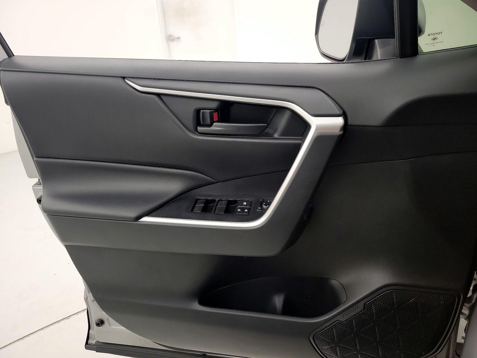 2019 Toyota RAV4 LE - Photo 13
