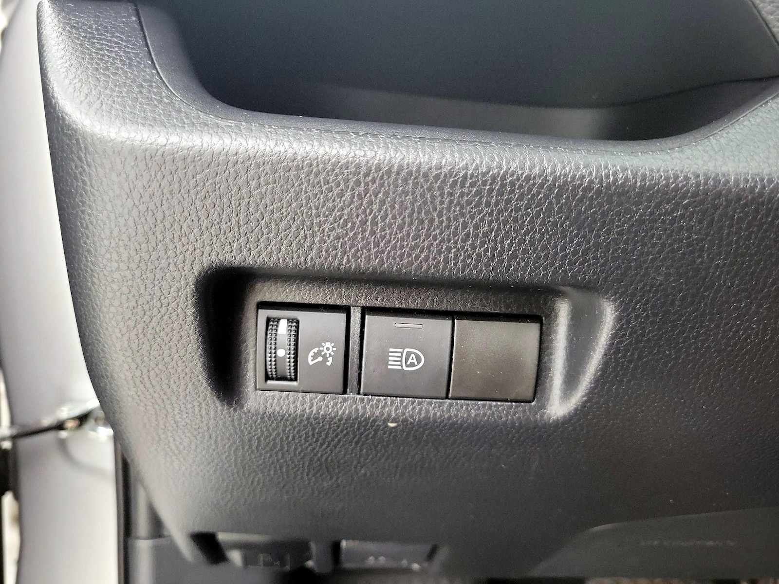 2019 Toyota RAV4 LE - Photo 14