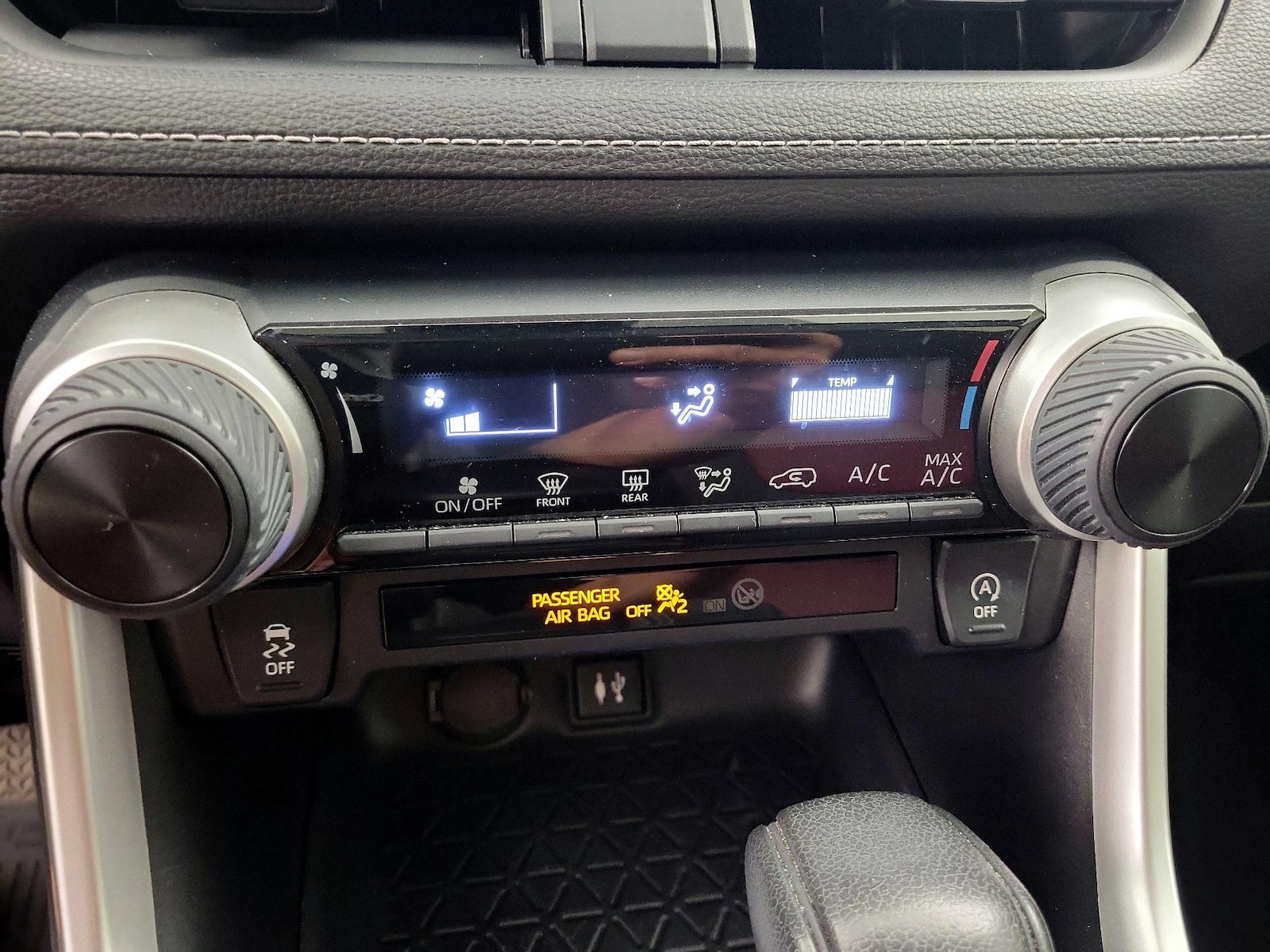 2019 Toyota RAV4 LE - Photo 17