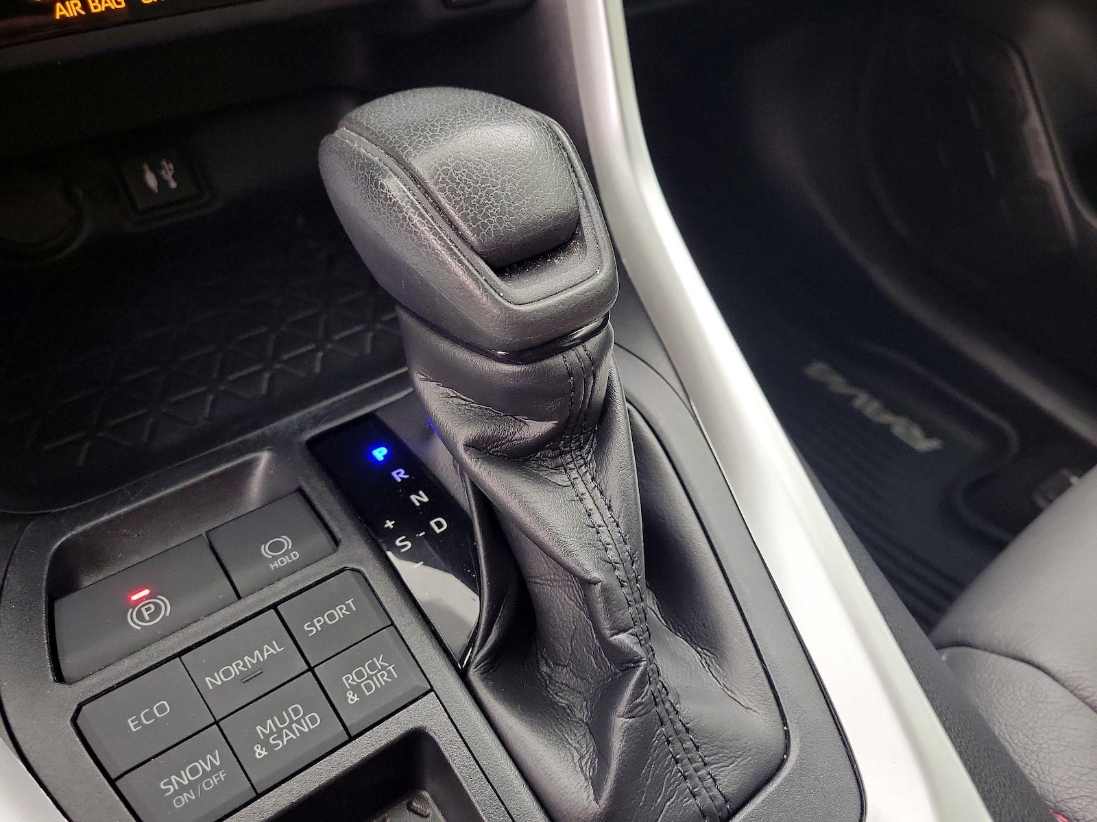 2019 Toyota RAV4 LE - Photo 18