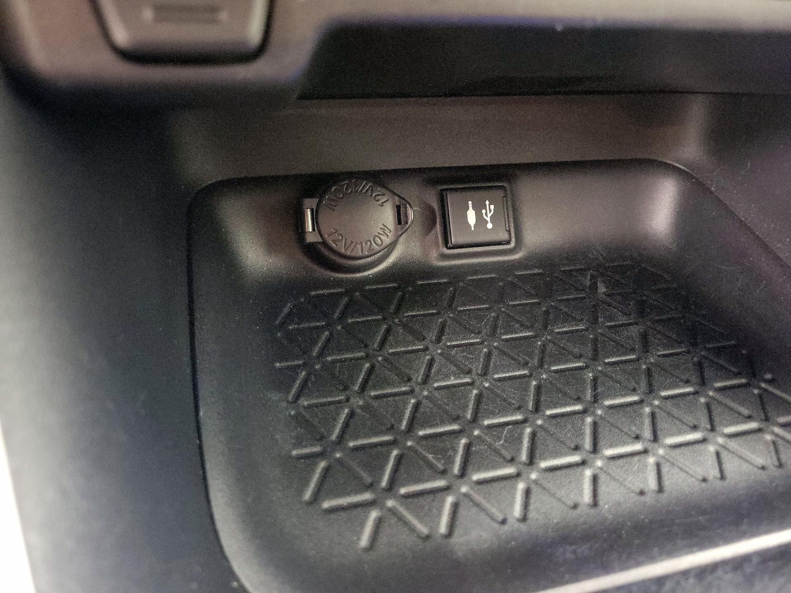 2019 Toyota RAV4 LE - Photo 19
