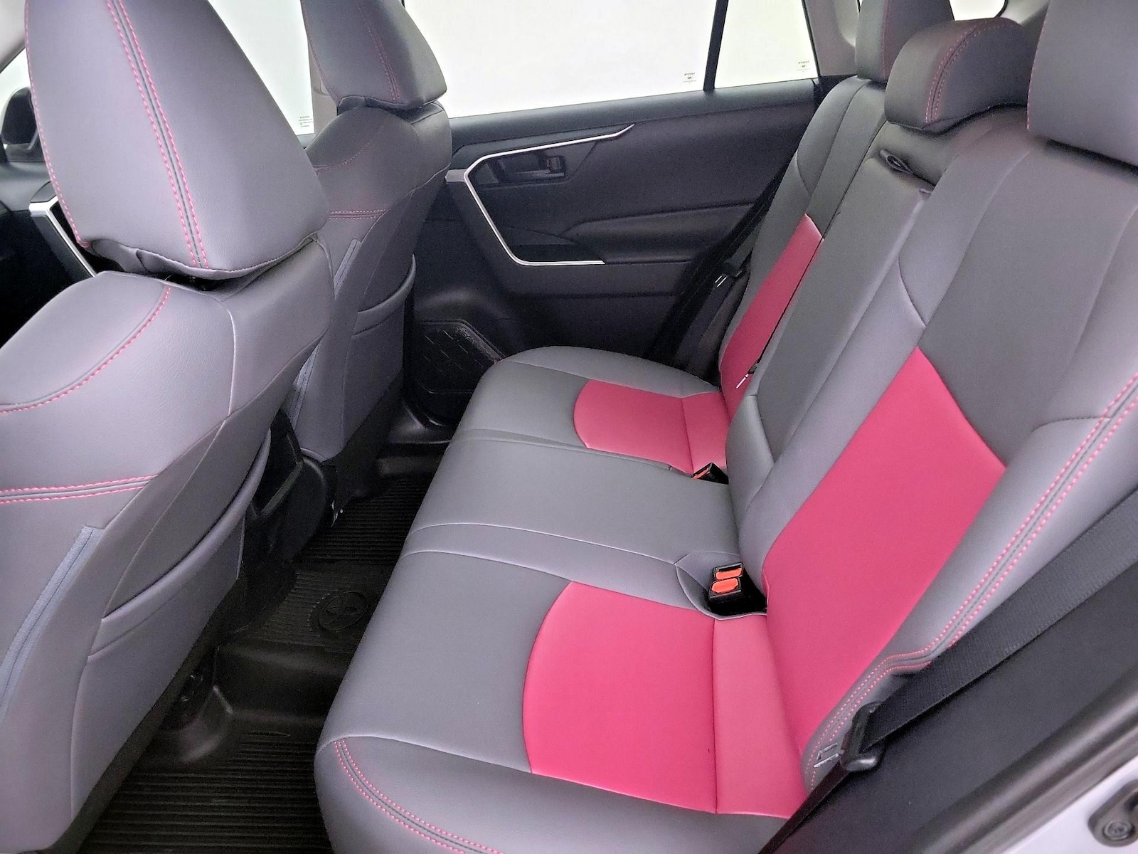 2019 Toyota RAV4 LE - Photo 20