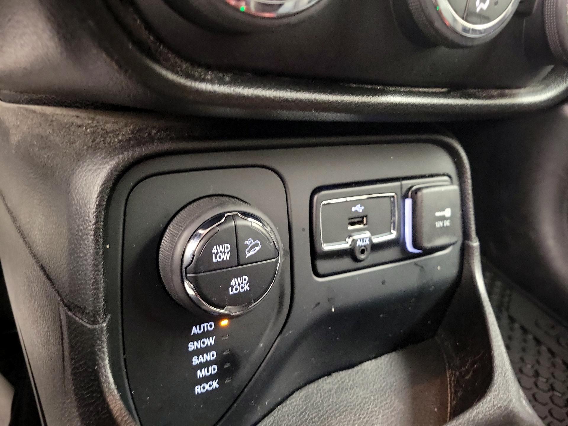 Thumbnail: 2017 Jeep Renegade - 18